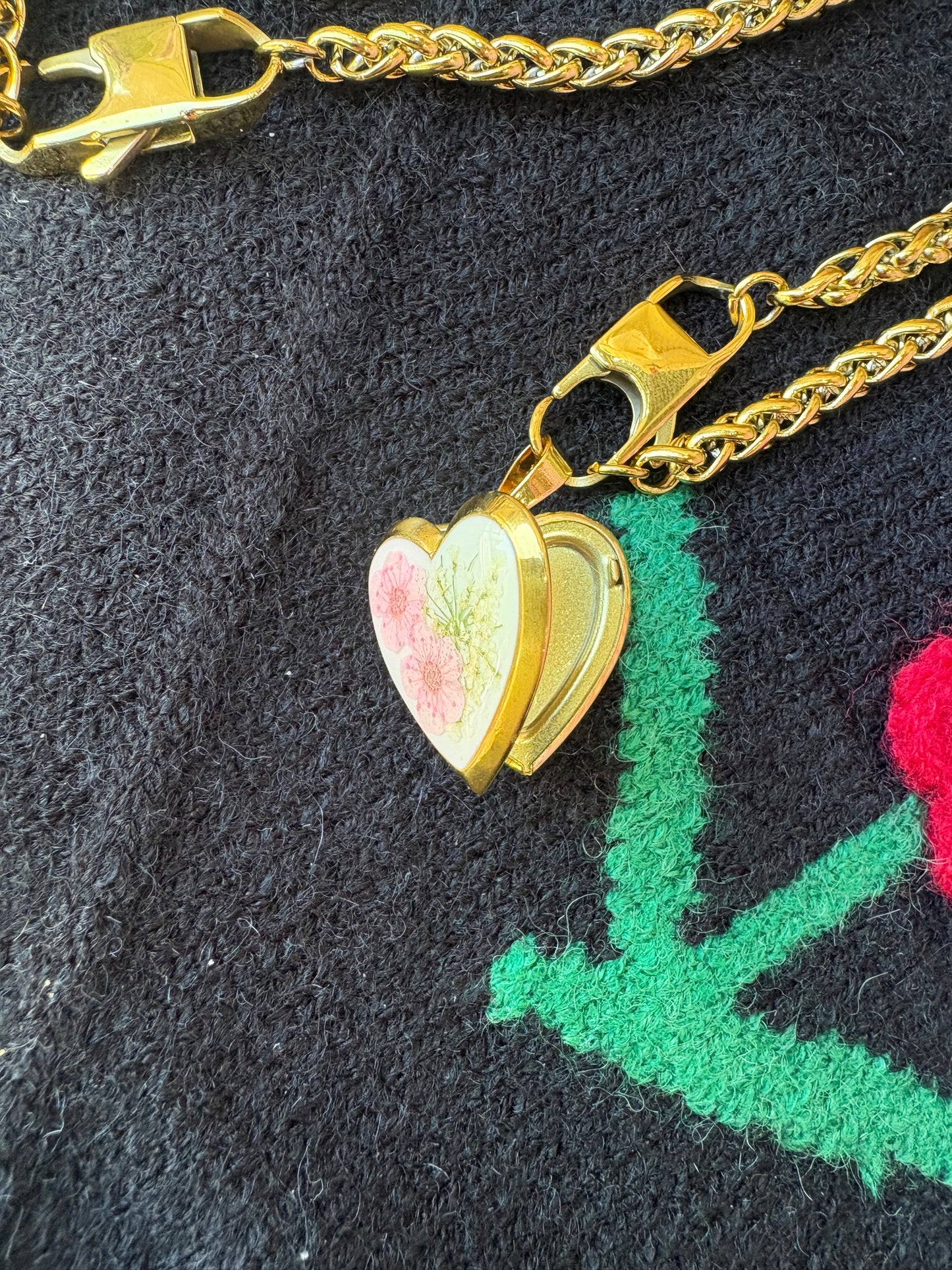 Collana in acciaio inossidabile color oro con ciondolo cuore apribile con fiori essiccati