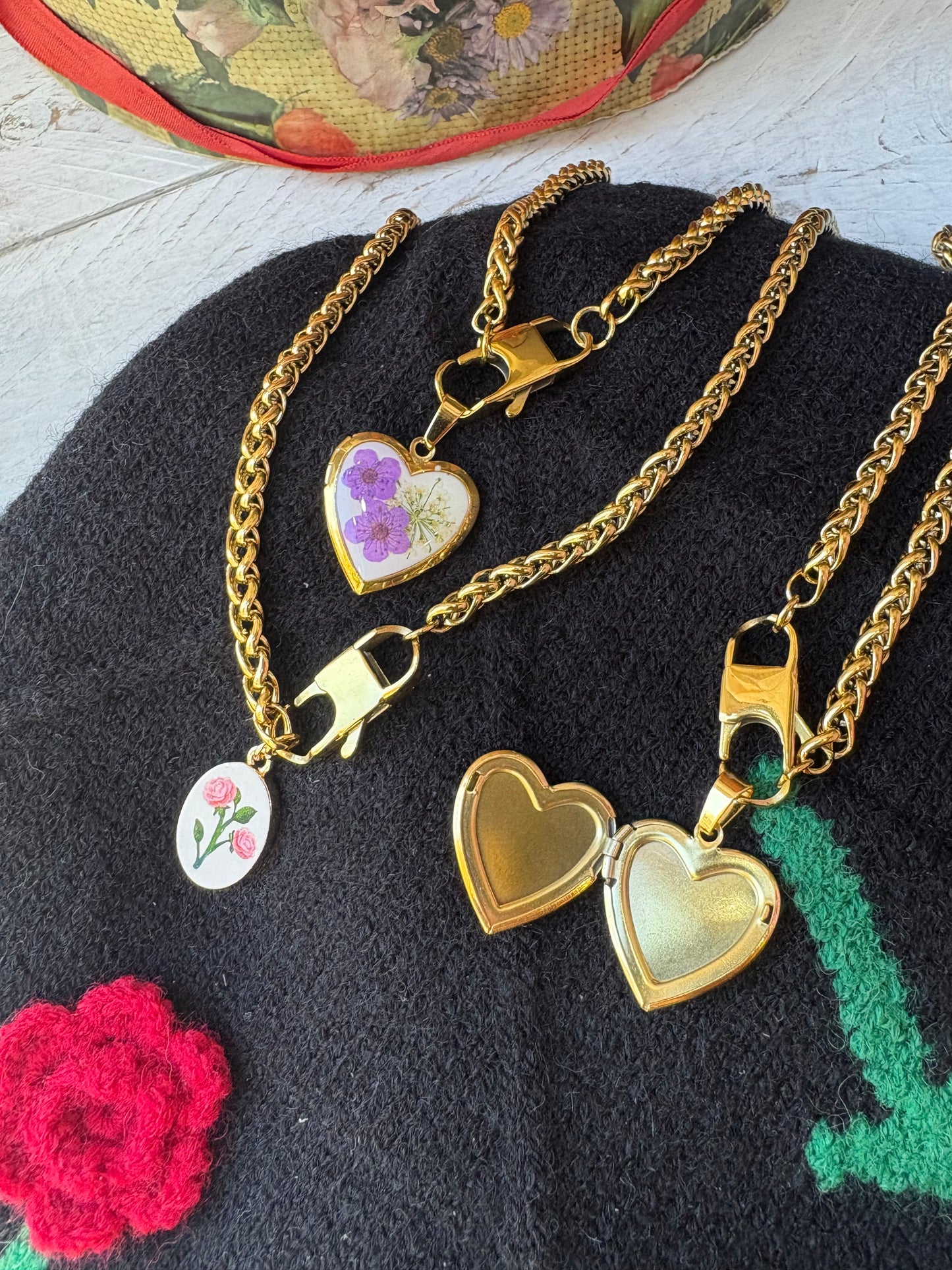 Collana in acciaio inossidabile color oro con ciondolo cuore apribile con fiori essiccati