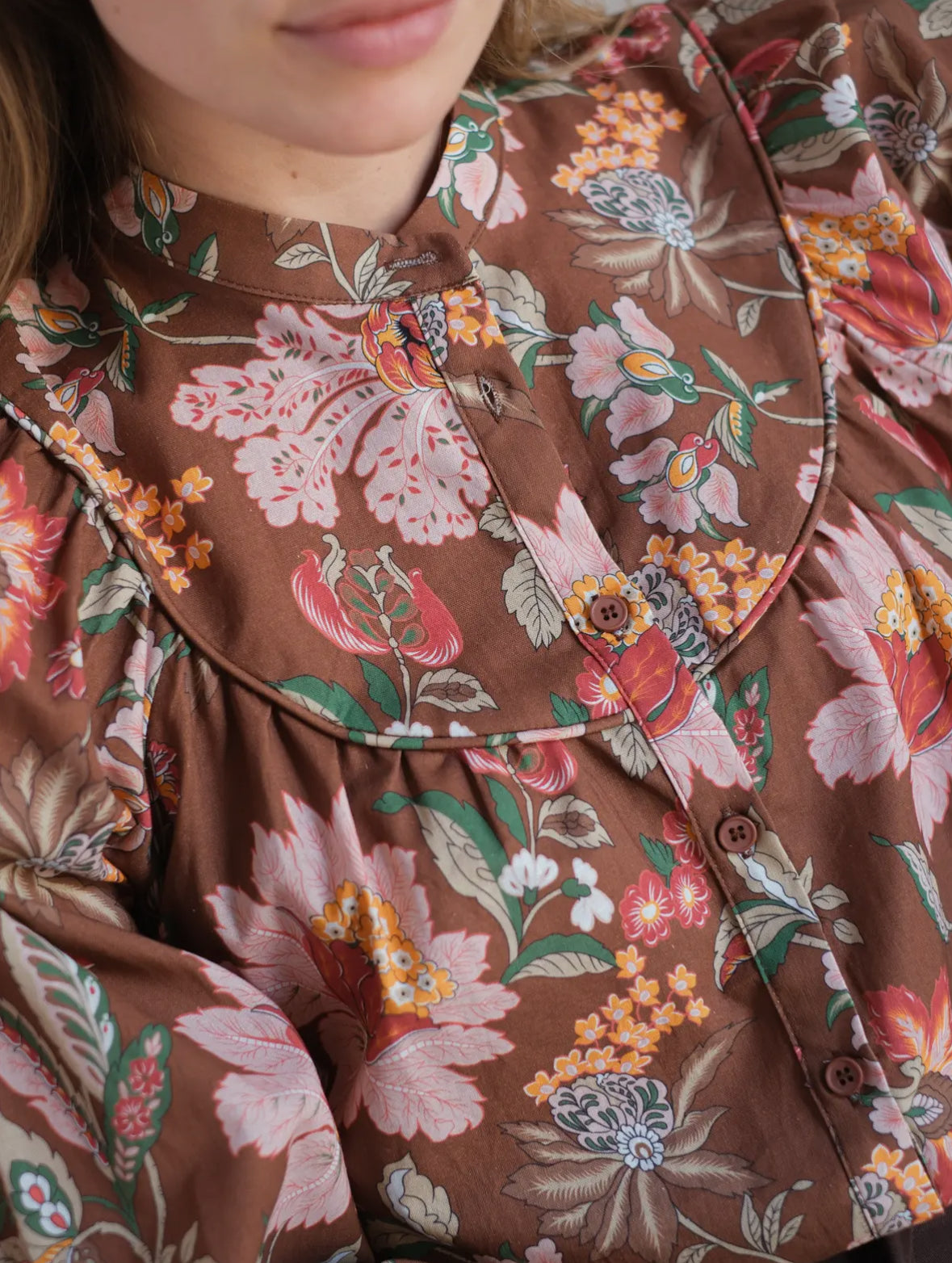 Blusa francese marrone floreale in cotone collo alla coreana