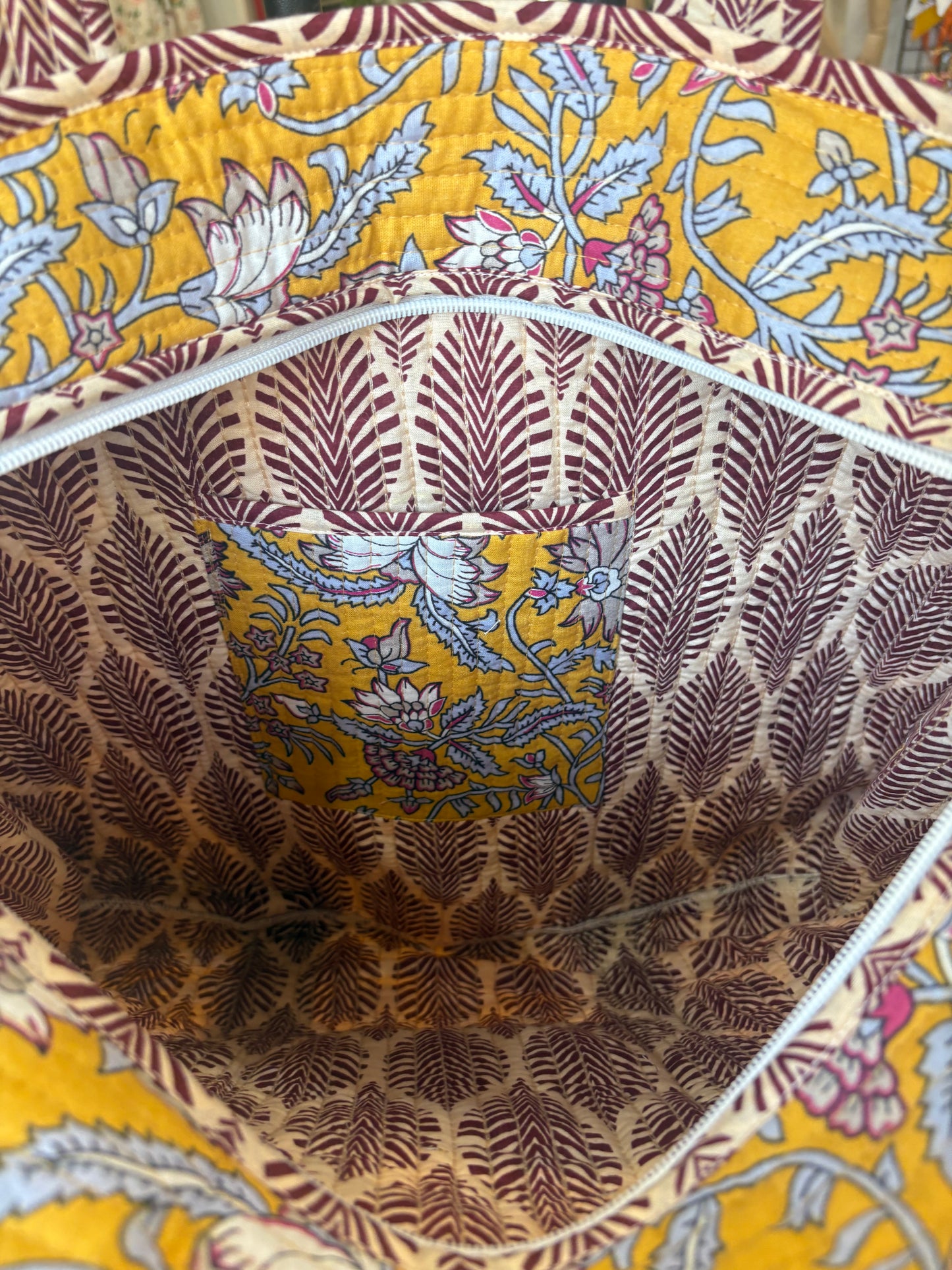 Borsa in cotone trapuntata floreale con zip e taschina frontale in 3 colori