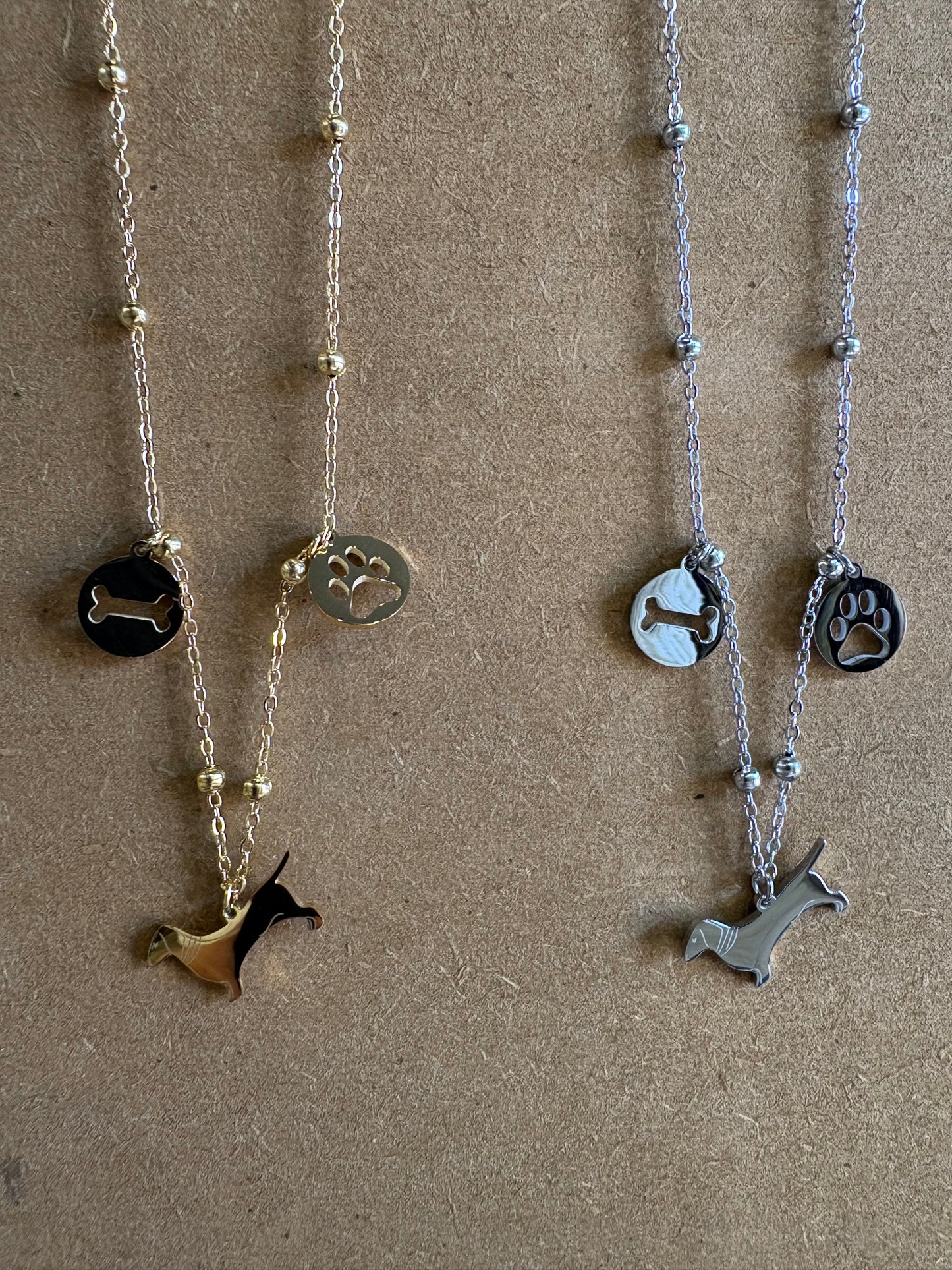 Collana bassotto con charms in acciaio inossidabile in 2 colori