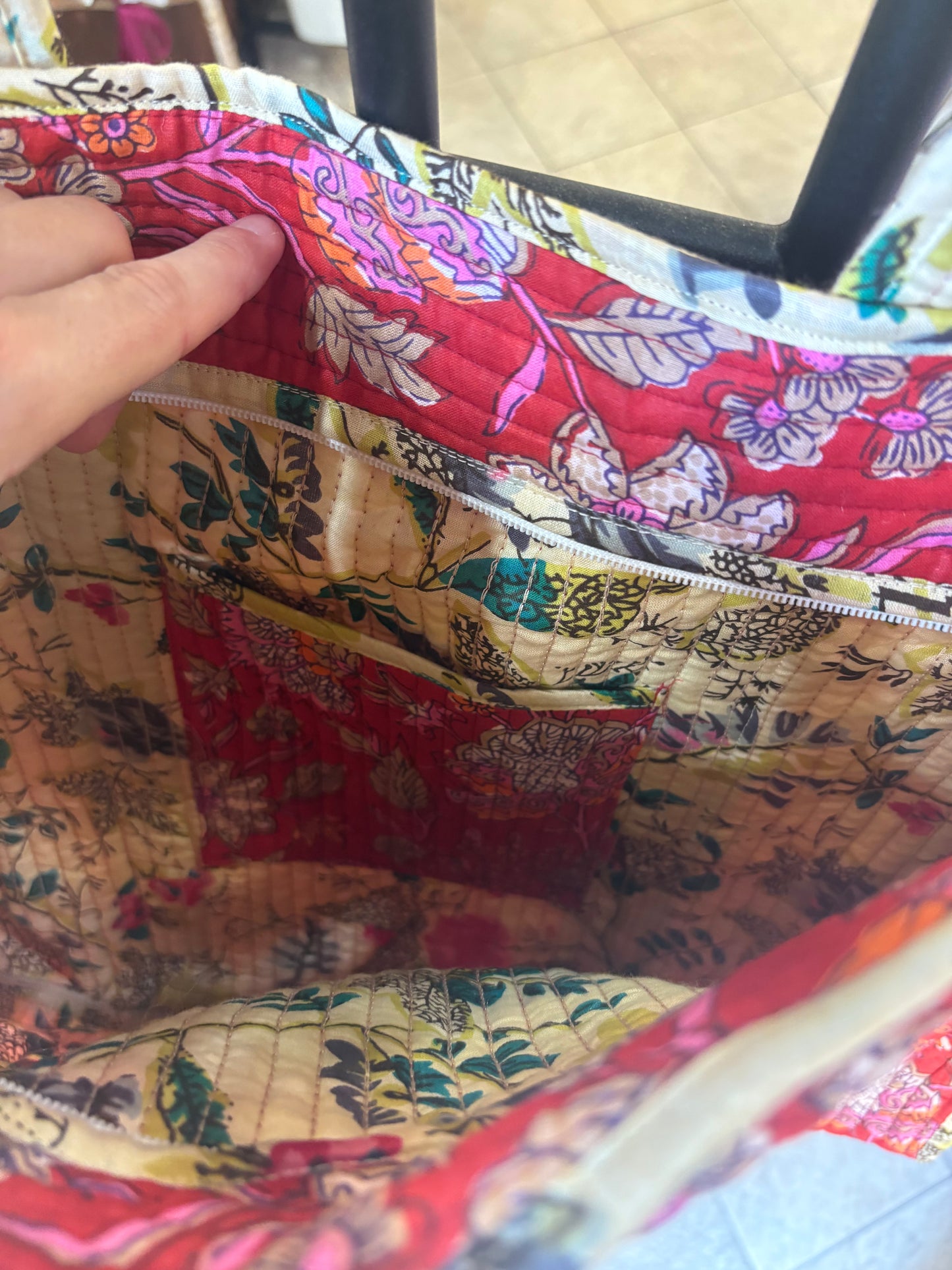 Borsa in cotone trapuntata floreale con zip e taschina frontale in 3 colori