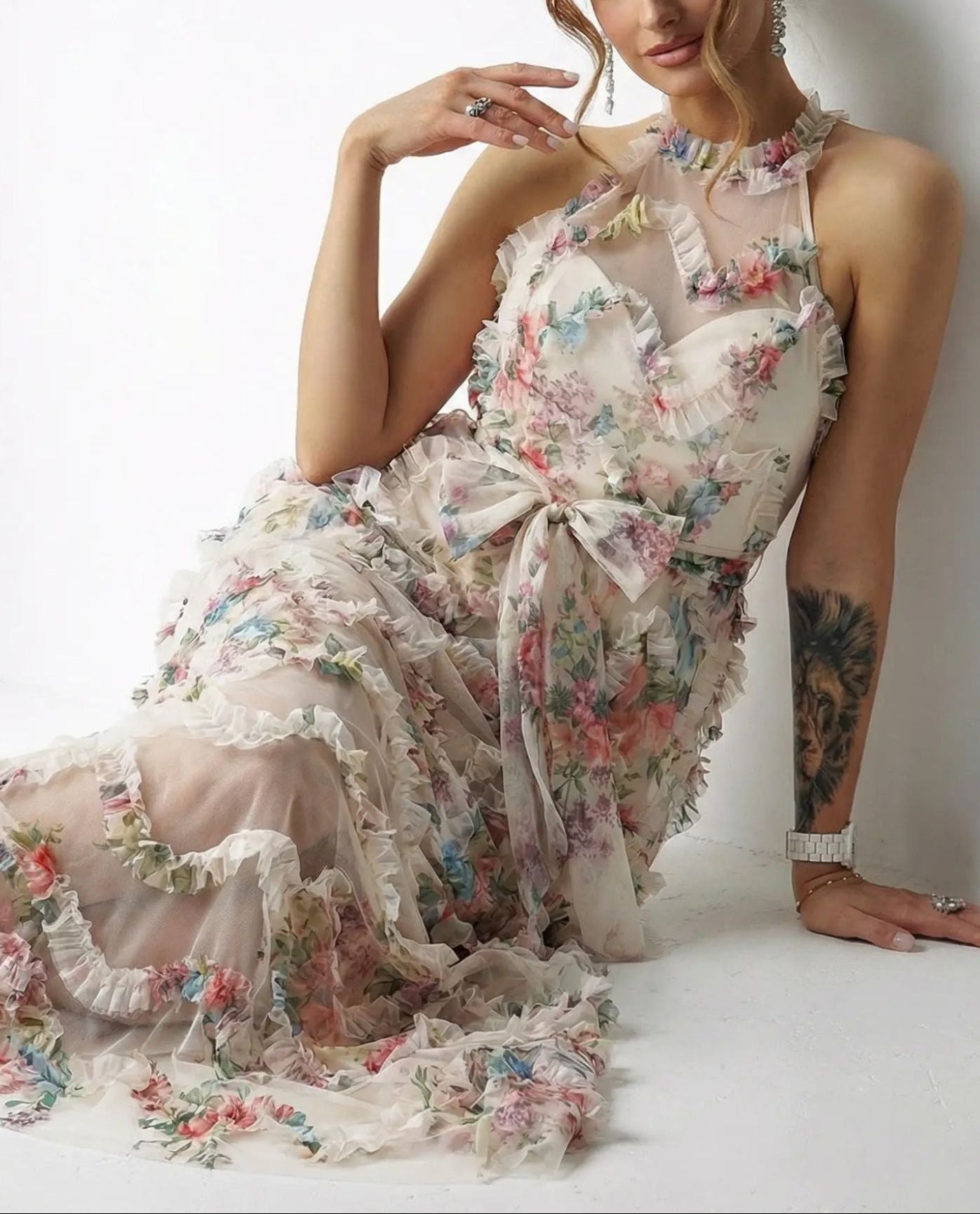 Abito Iris - Incanto Floreale: Abito Lungo in Tulle con Volant - Beige