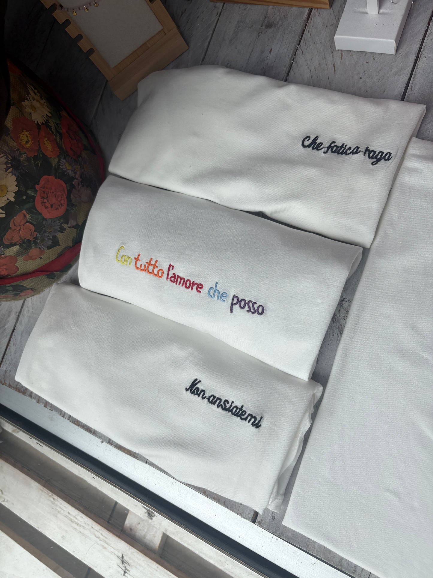 T-shirt bianche in cotone con scritte ricamate