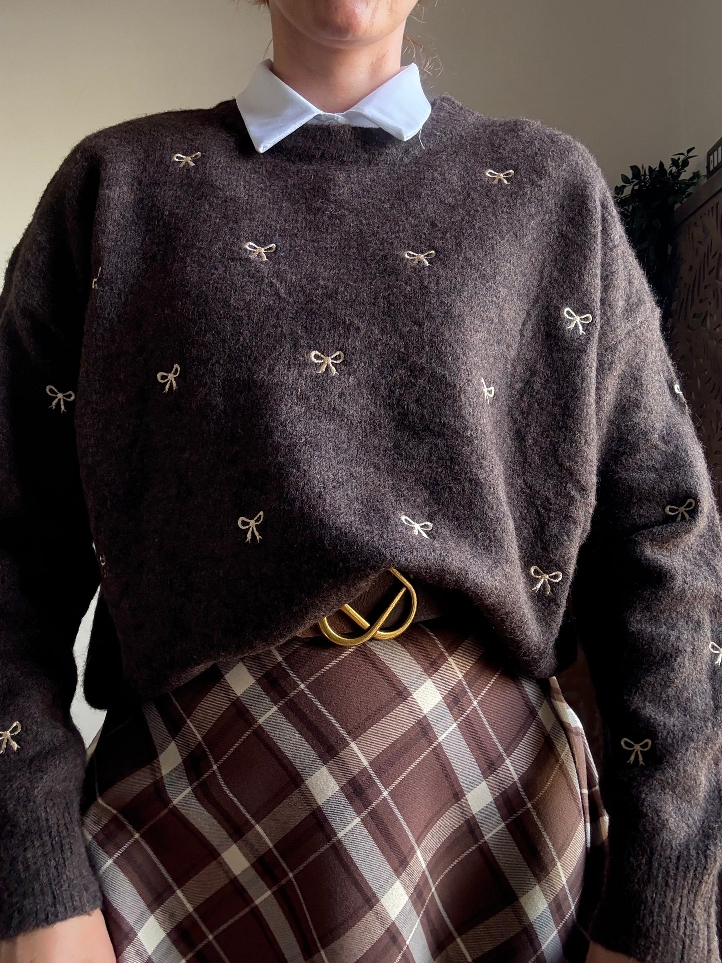 Maglione over caffè in viscosa con fiocchi ricamati