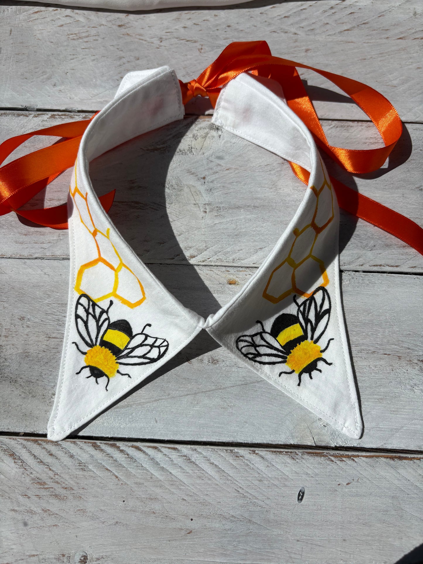 Colletto Romance dipinto a mano Bees