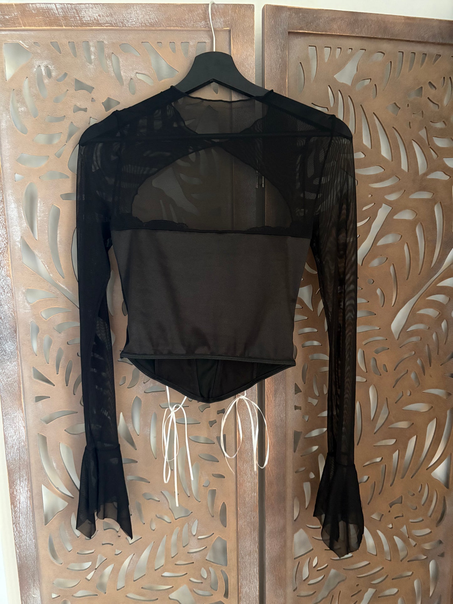 Top bustino gothic vampire con manica svasata in tulle