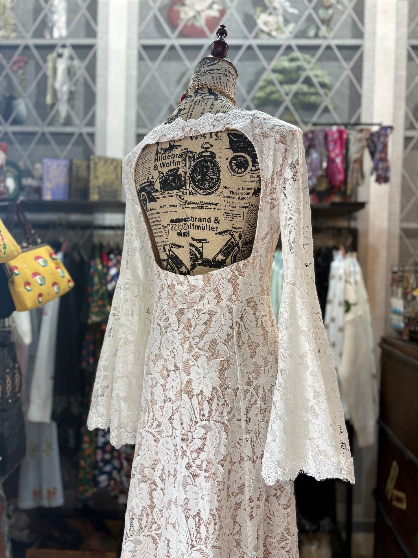 Abito Arwen - Abito Lungo in Pizzo Bianco con Maniche a Campana