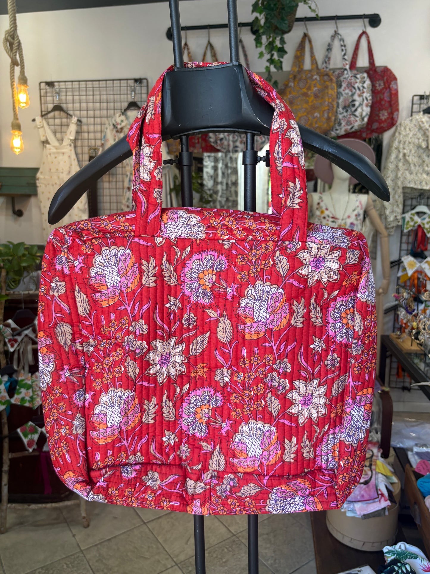 Borsa in cotone trapuntato floreale con zip e bordi stondati in 3 colori