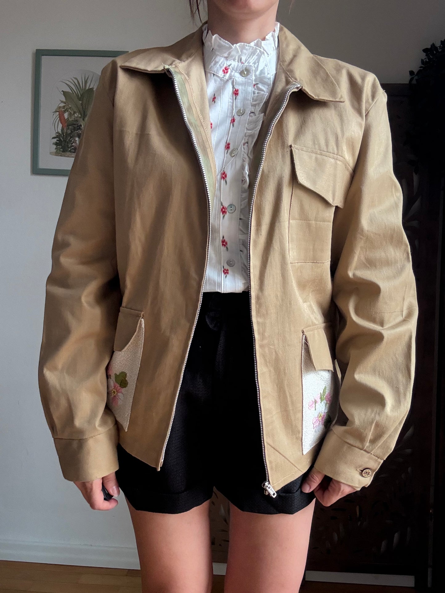 Giacca in cotone Re-Made beige con tasche ricamate unisex