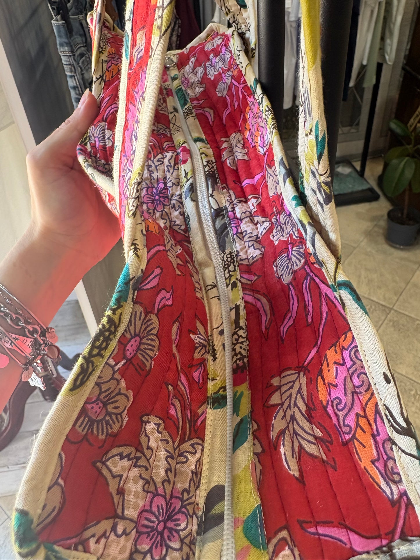 Borsa in cotone trapuntata floreale con zip e taschina frontale in 3 colori