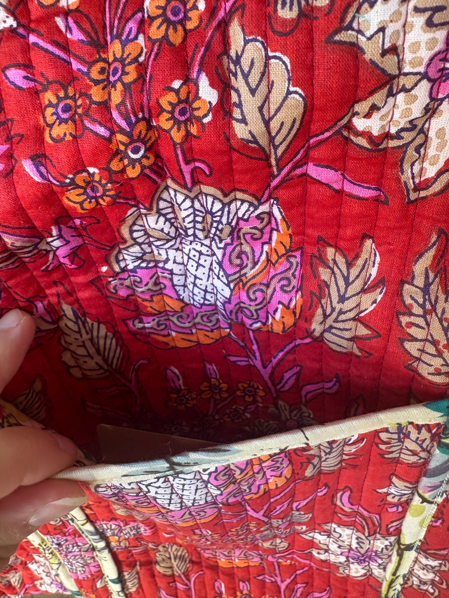 Borsa in cotone trapuntata floreale con zip e taschina frontale in 3 colori