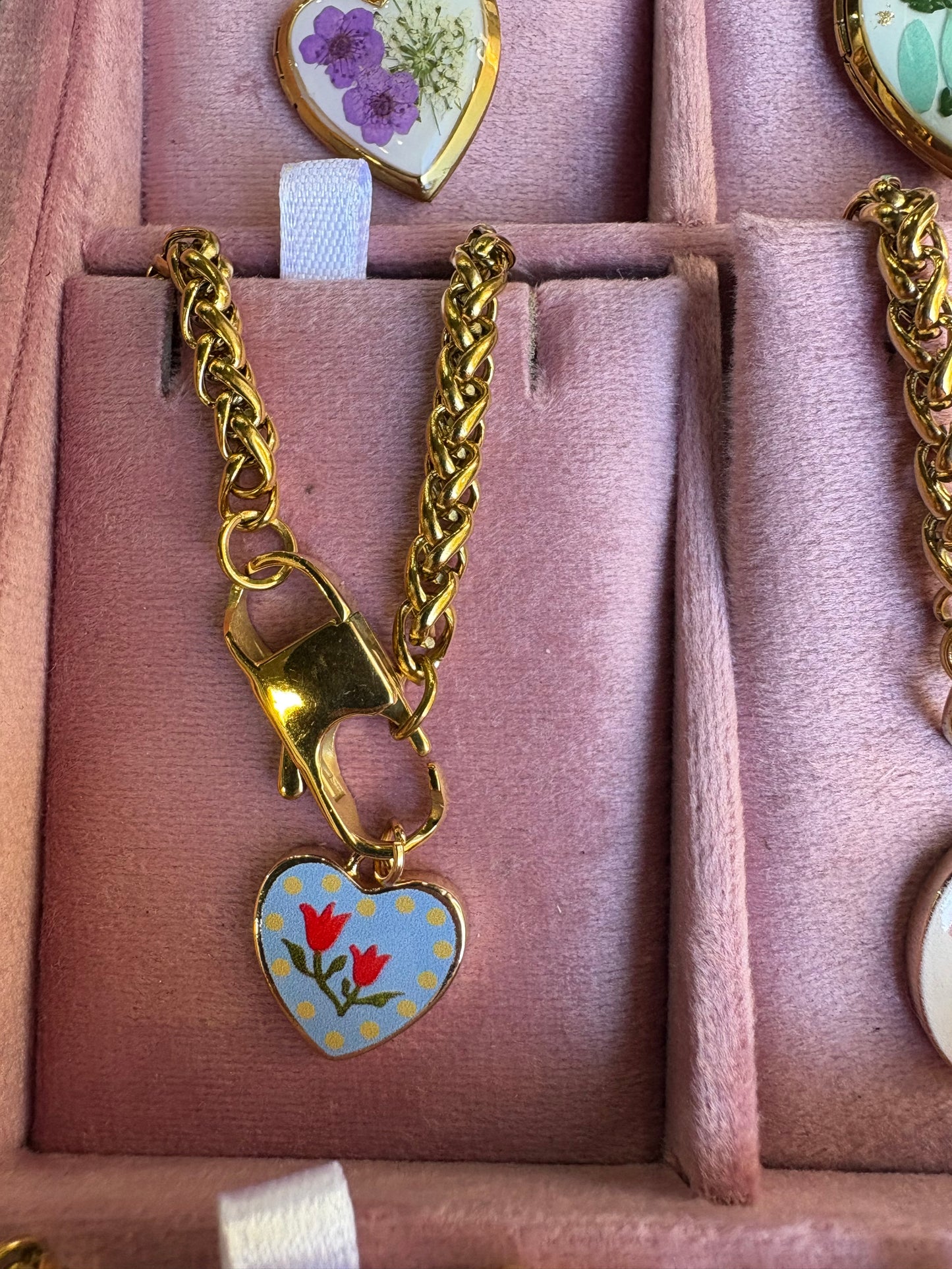 Collana in acciaio inossidabile color oro con ciondolo smaltato floreale