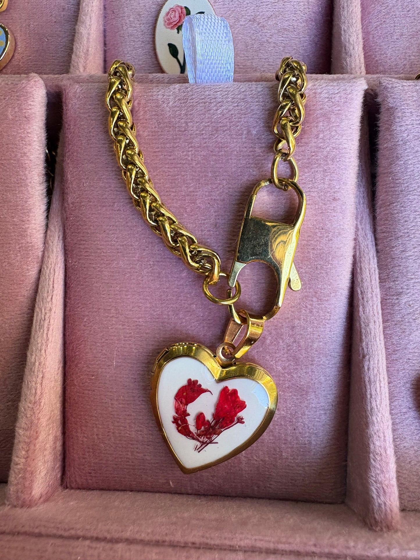 Collana in acciaio inossidabile color oro con ciondolo cuore apribile con fiori essiccati