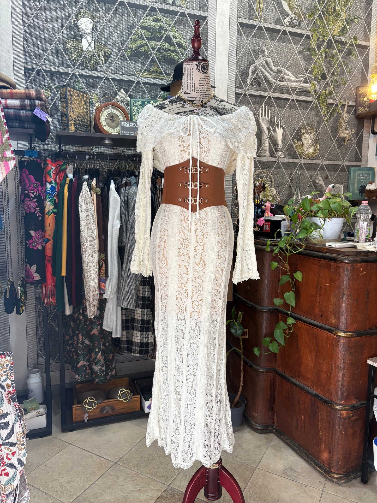 Abito lungo retrò romantico in pizzo color crema