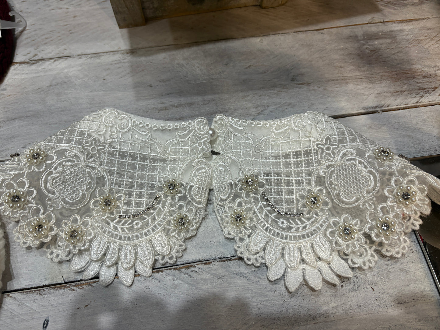 Colletto removibile retrò in pizzo bianco con perle e strass