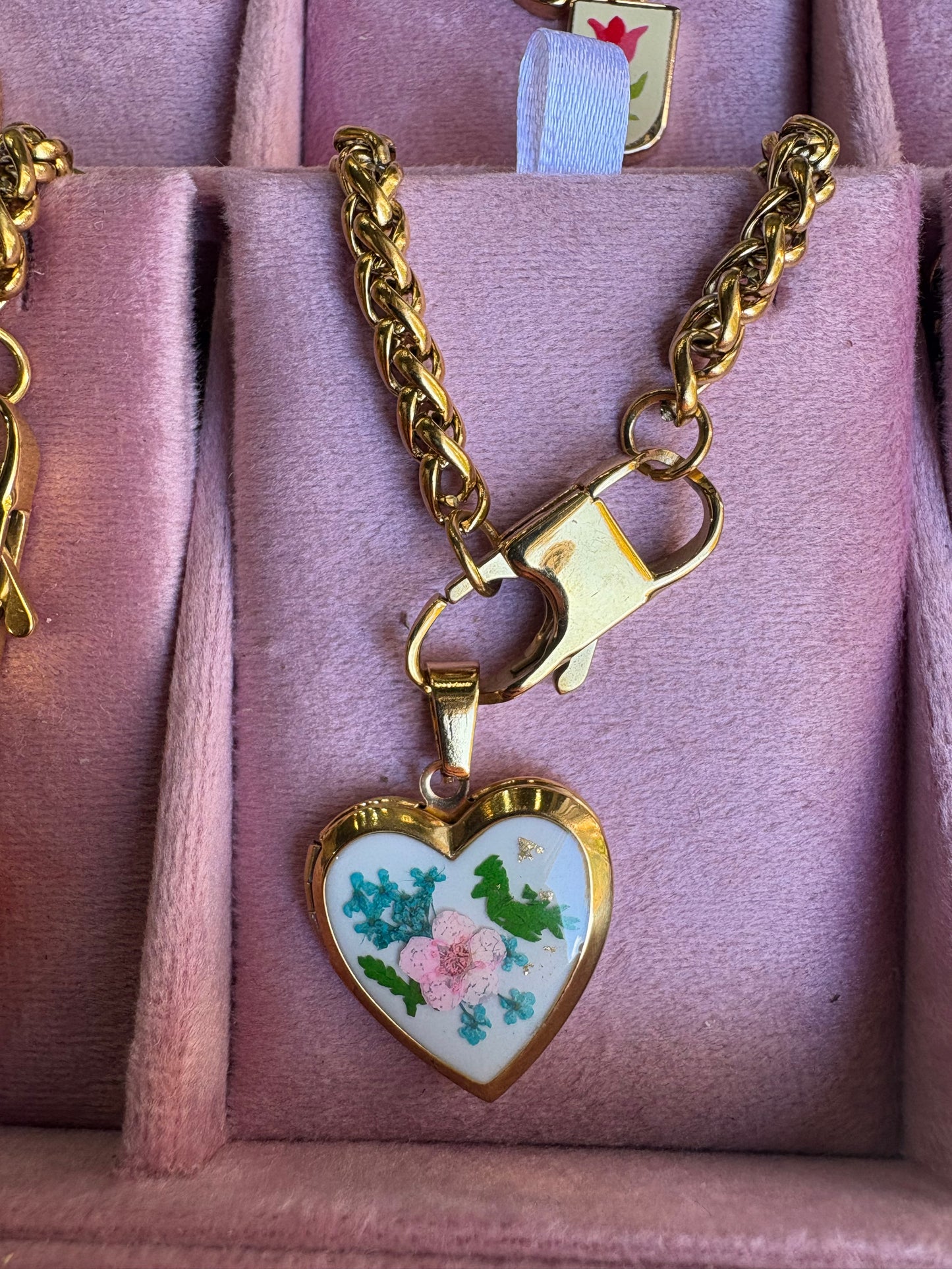Collana in acciaio inossidabile color oro con ciondolo cuore apribile con fiori essiccati