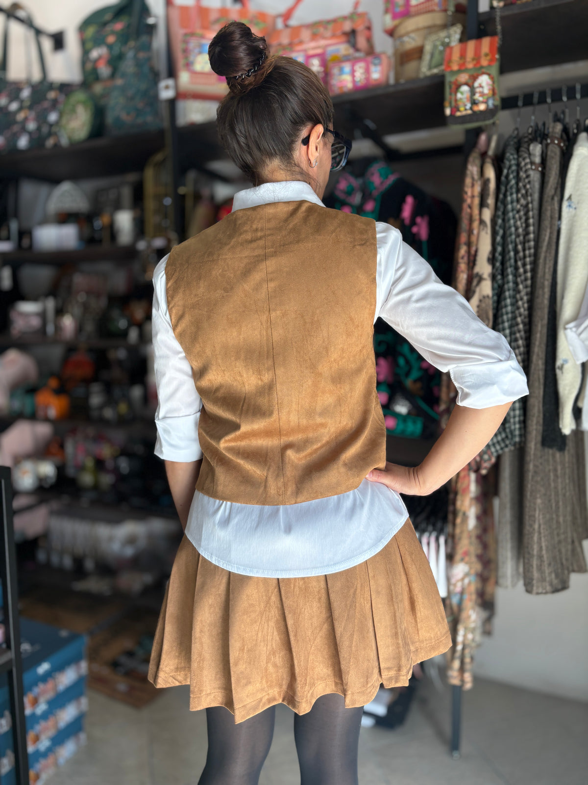 Completo effetto suede cammello con gilet e gonna skort con pantaloncino interno