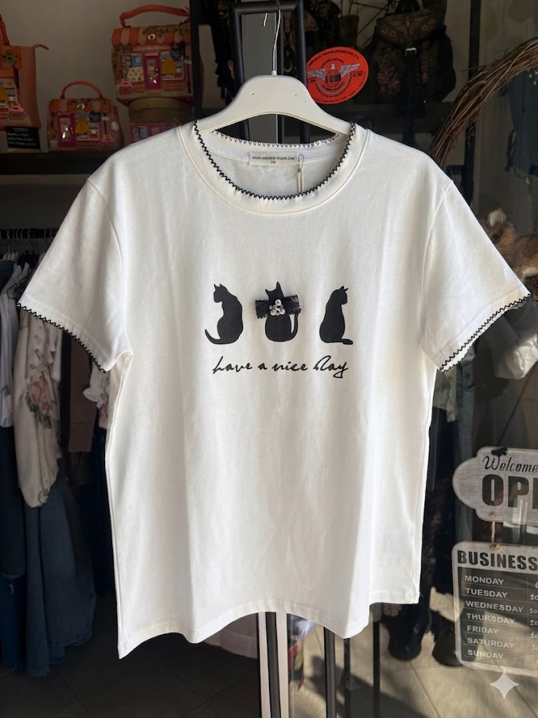 T-Shirt "Have a Nice Day" con Gatti e Fiocco in pizzo