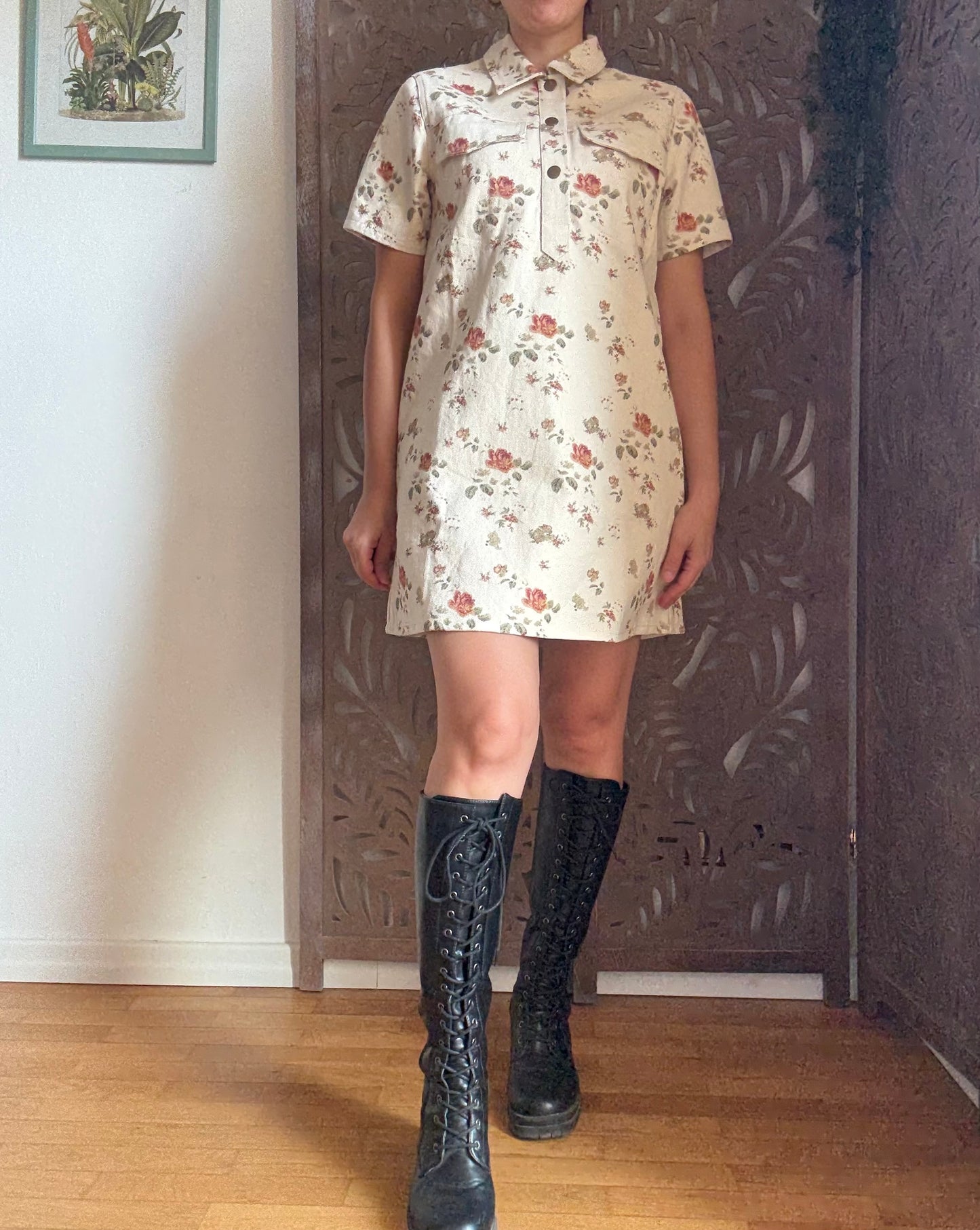 Vestito corto di jeans bianco floreale con maniche corte e tasche