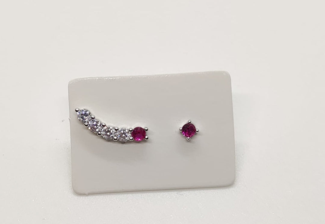 Orecchini asimmetrici con punto luce colorato