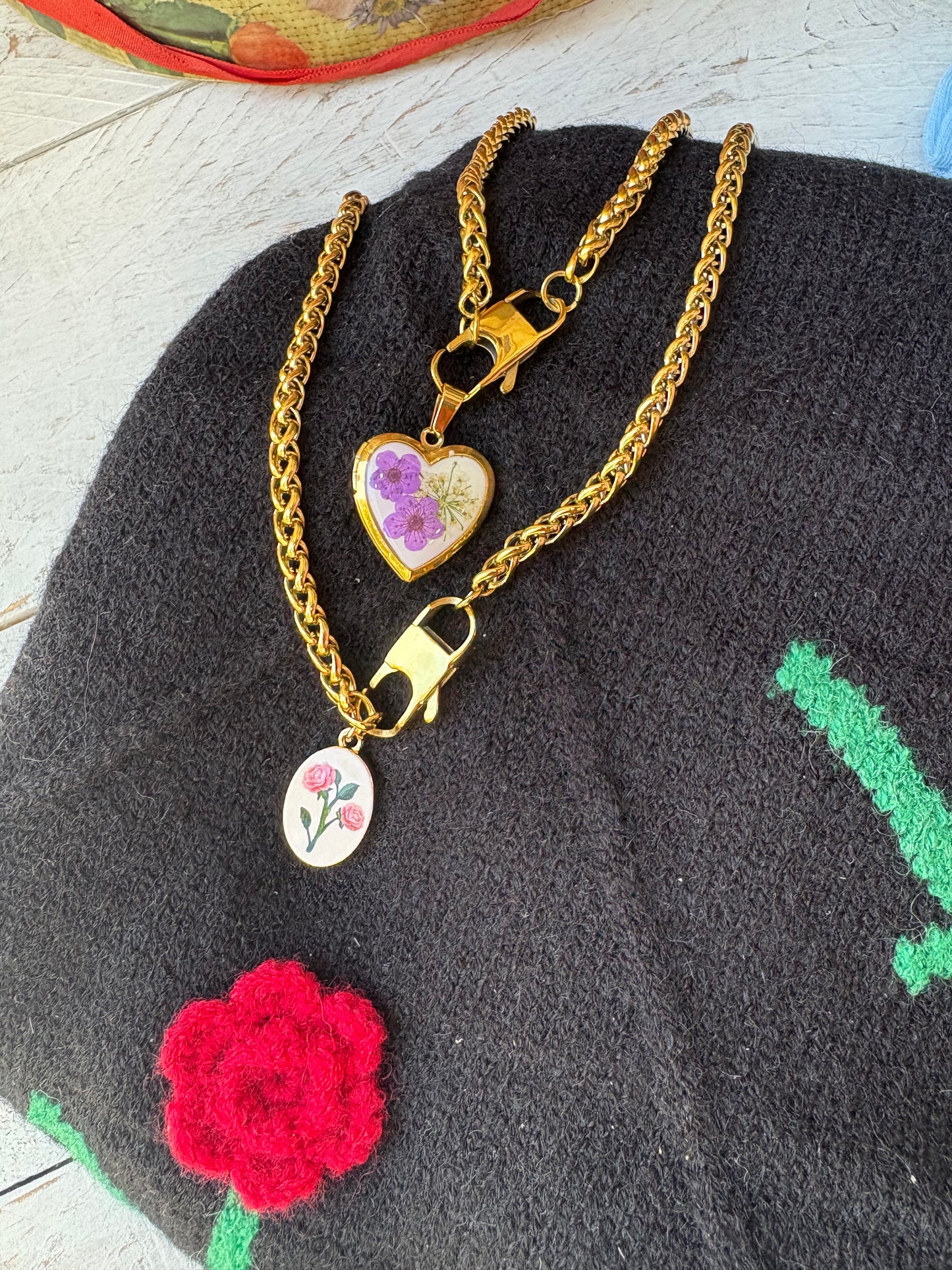 Collana in acciaio inossidabile color oro con ciondolo cuore apribile con fiori essiccati
