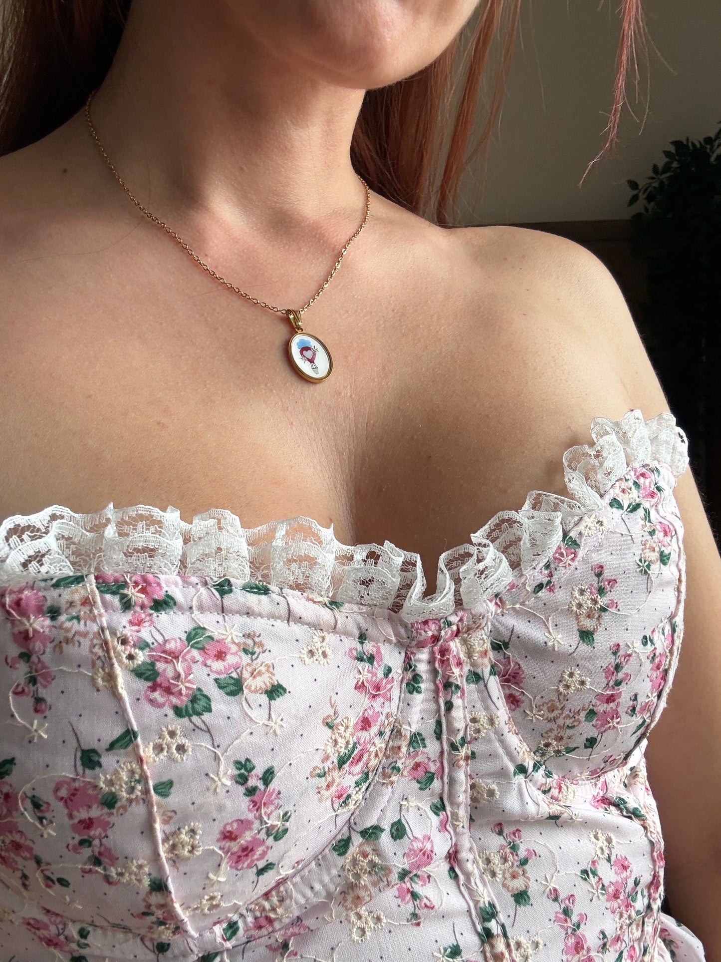 Collezione Miniature Romantiche: Collane in Acciaio Gold con Pendenti Illustrati