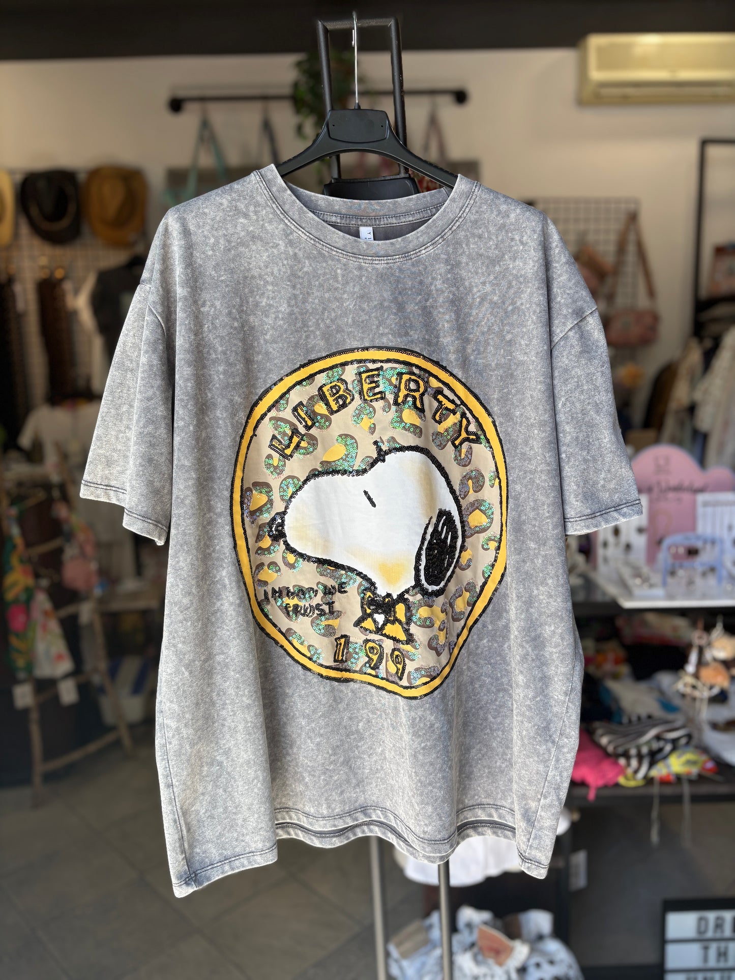 T-shirt Curvy Stone Wash Snoopy "Liberty" – Effetto Vintage con Paillettes in 2 Colori