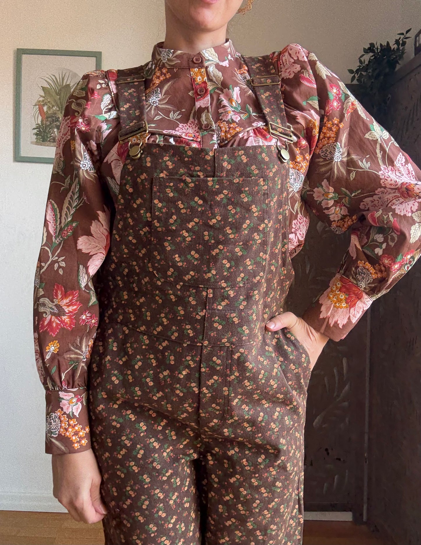 Salopette lunga in jeans marrone floreale gamba dritta