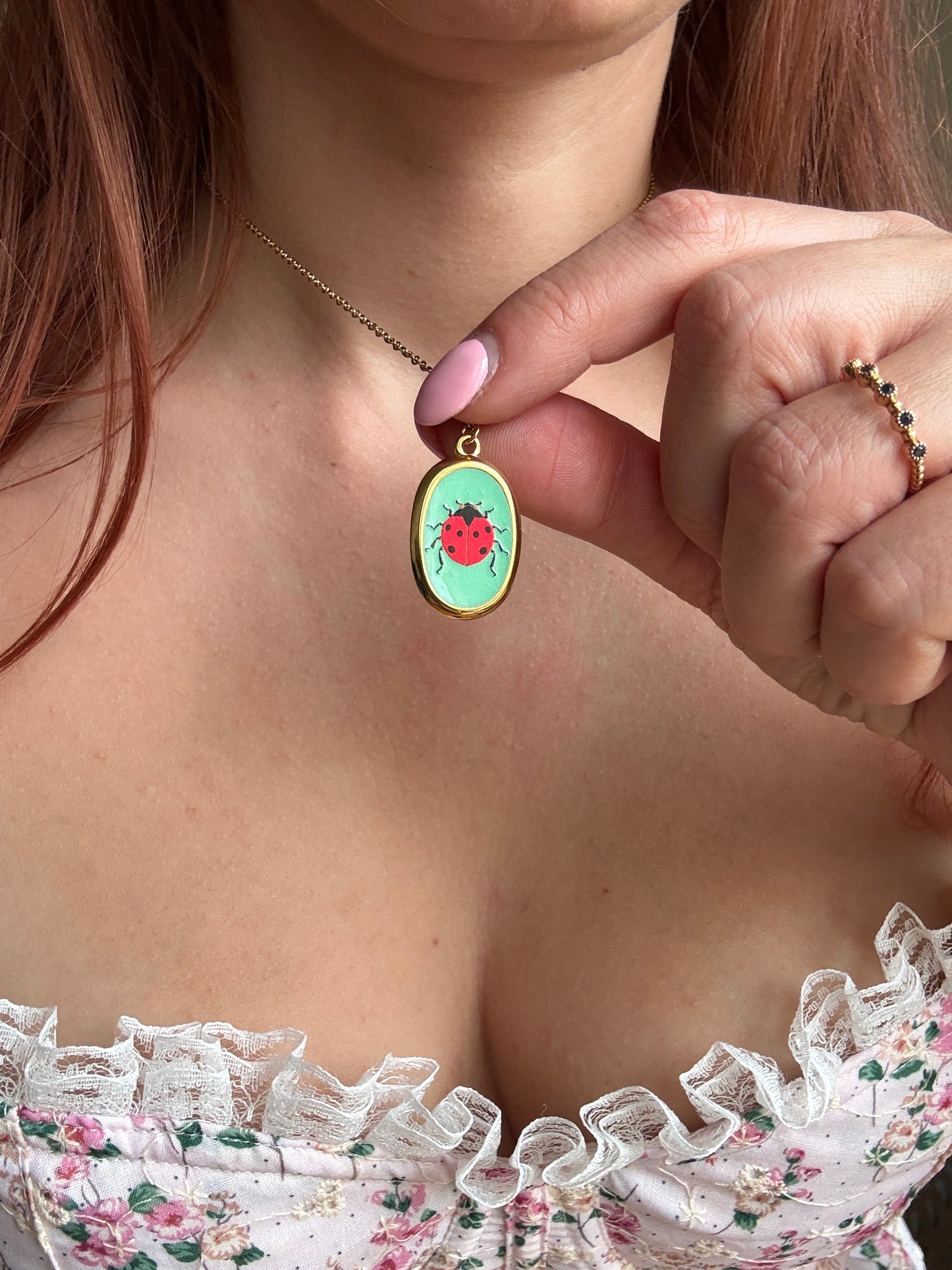 Collezione Miniature Romantiche: Collane in Acciaio Gold con Pendenti Illustrati