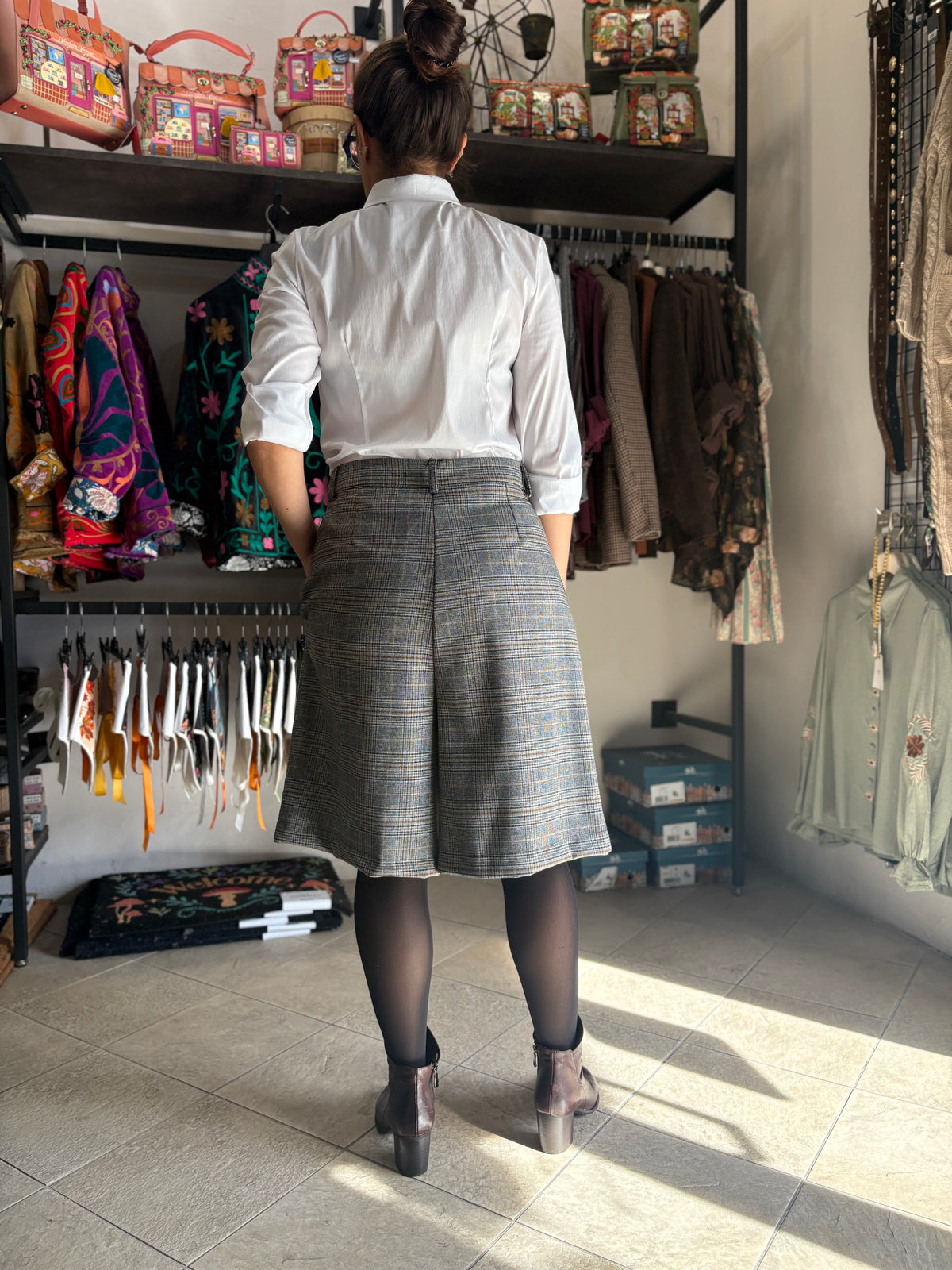 Bermuda donna a quadri con pinces e vita alta – 2 colori