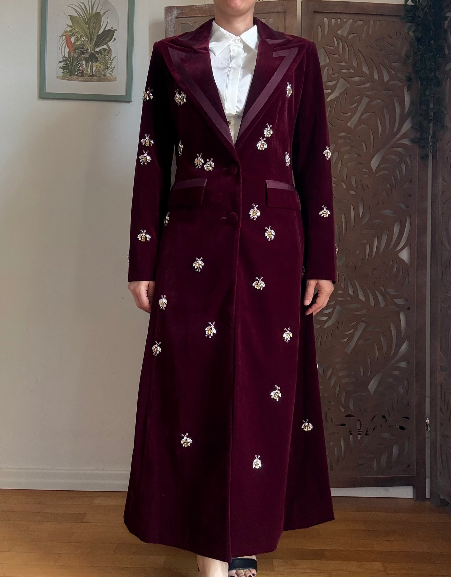Cappotto lungo bordeaux aderente in vita con dettagli gioiello