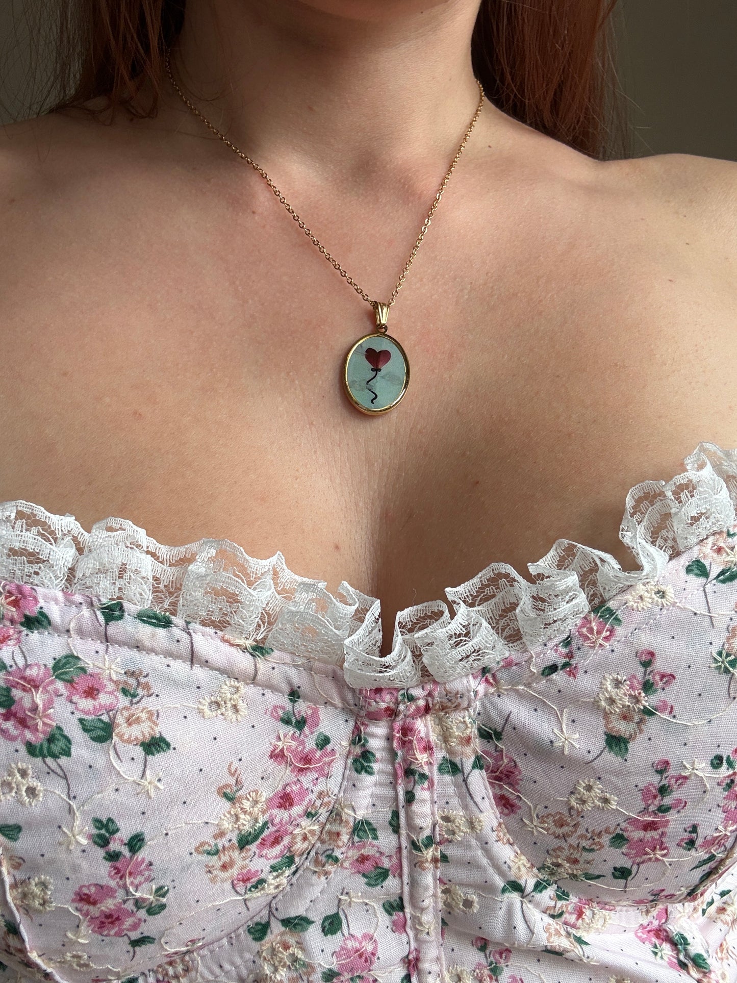 Collezione Miniature Romantiche: Collane in Acciaio Gold con Pendenti Illustrati