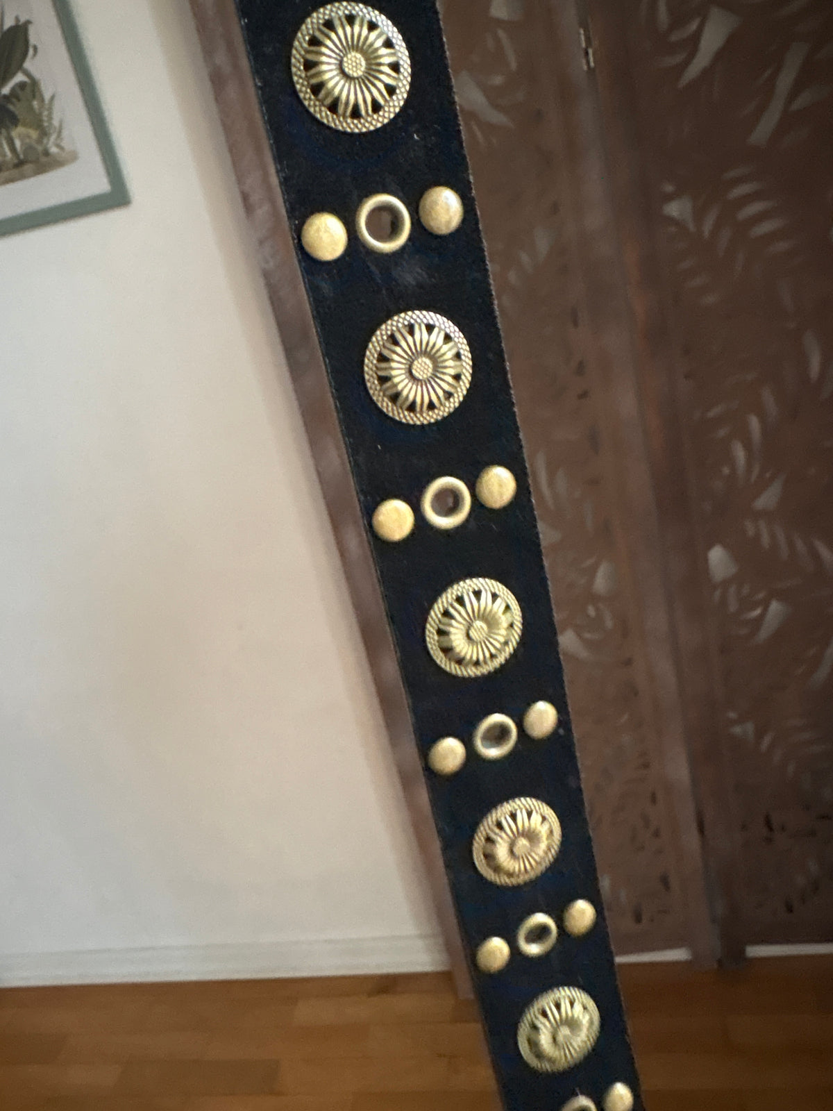 Cintura boho in vellutino con borchie e fibbia intagliata - In 3 Colori
