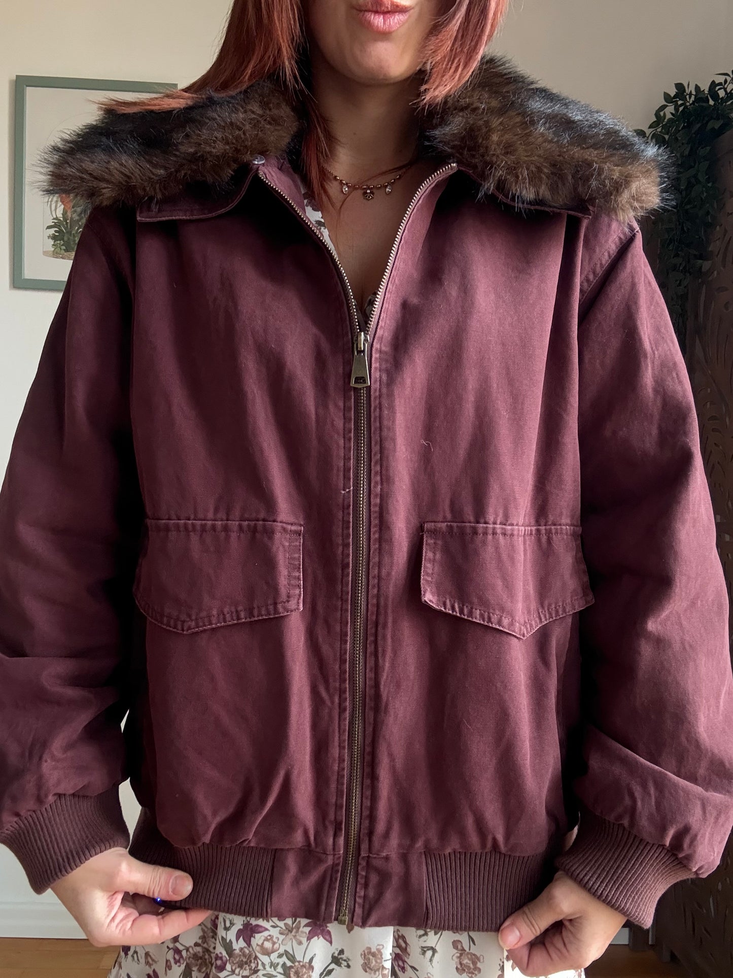 Giaccone oversize in cotone bordeaux con collo in ecopelliccia removibile