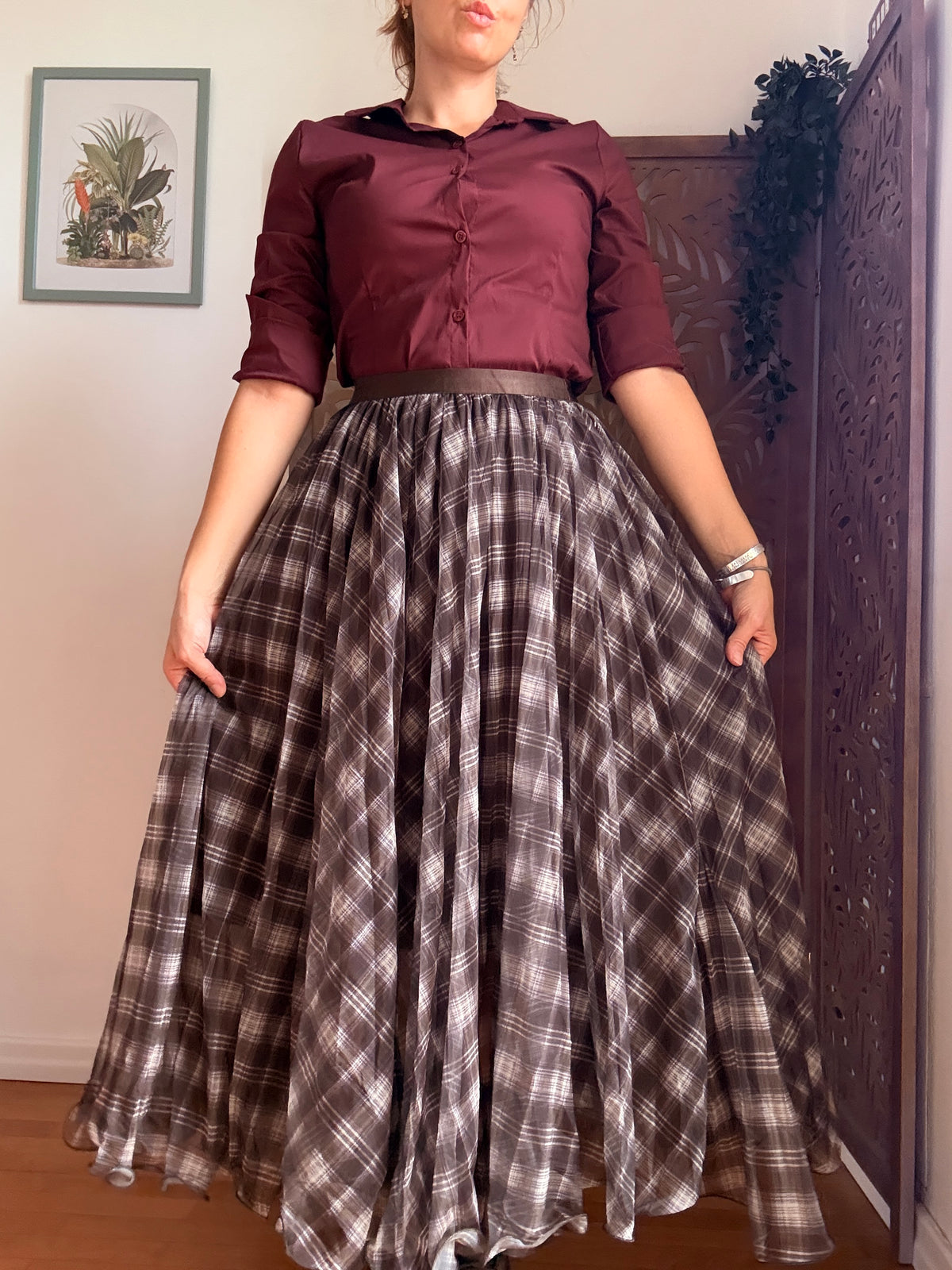 Gonna lunga in tulle tartan marrone con orlo a onde