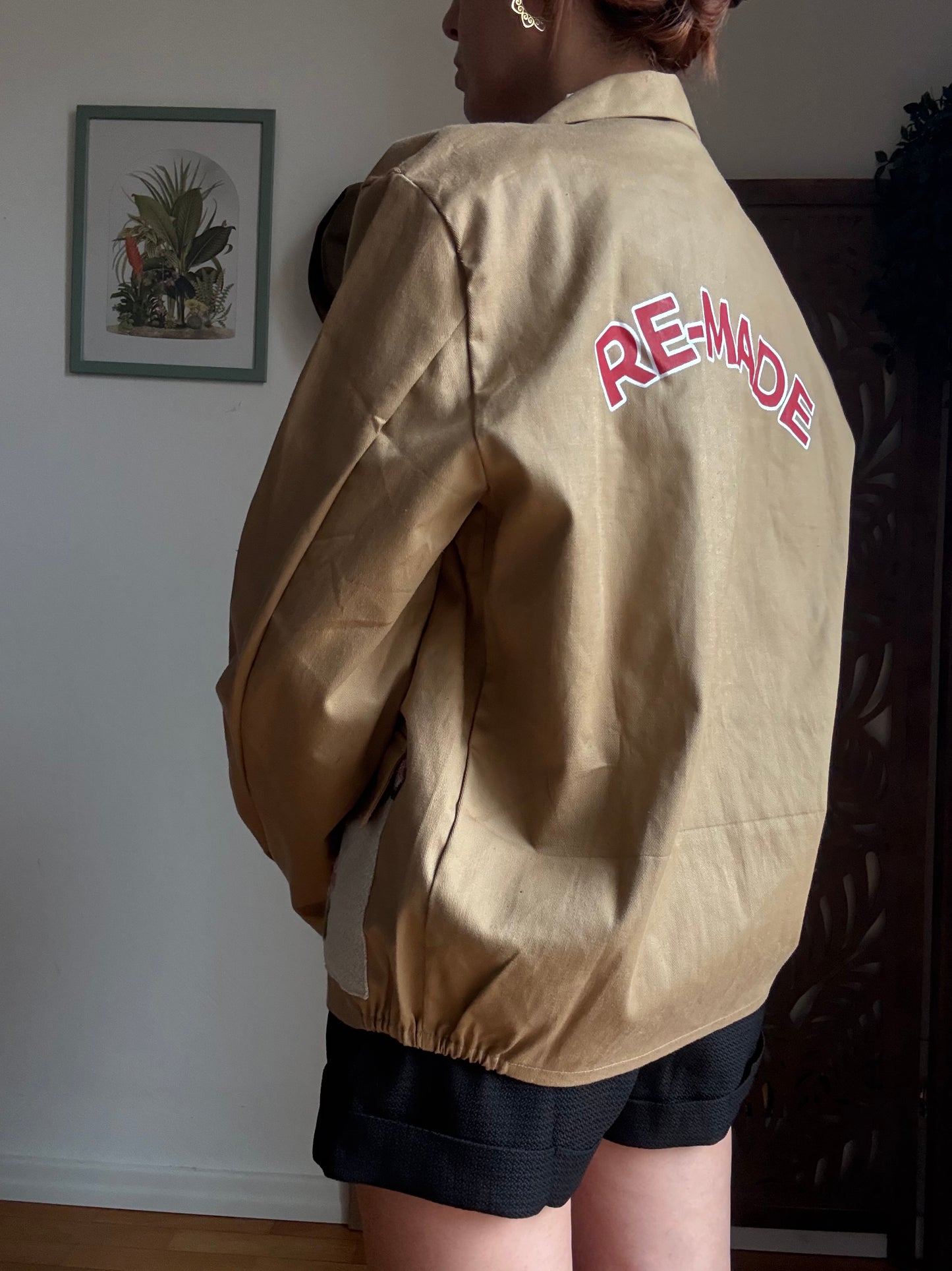 Giacca in cotone Re-Made beige con tasche ricamate unisex