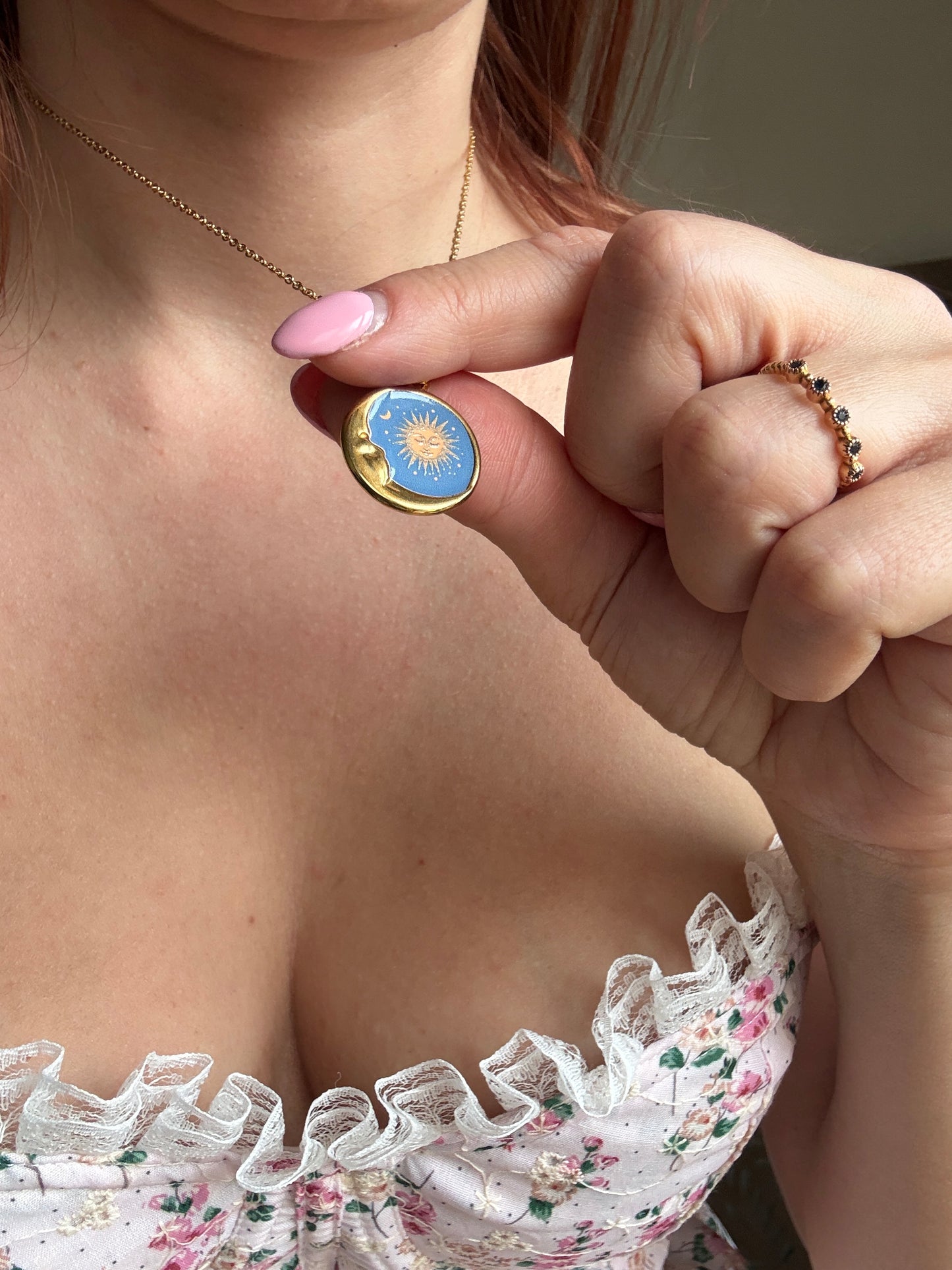 Collezione Miniature Romantiche: Collane in Acciaio Gold con Pendenti Illustrati