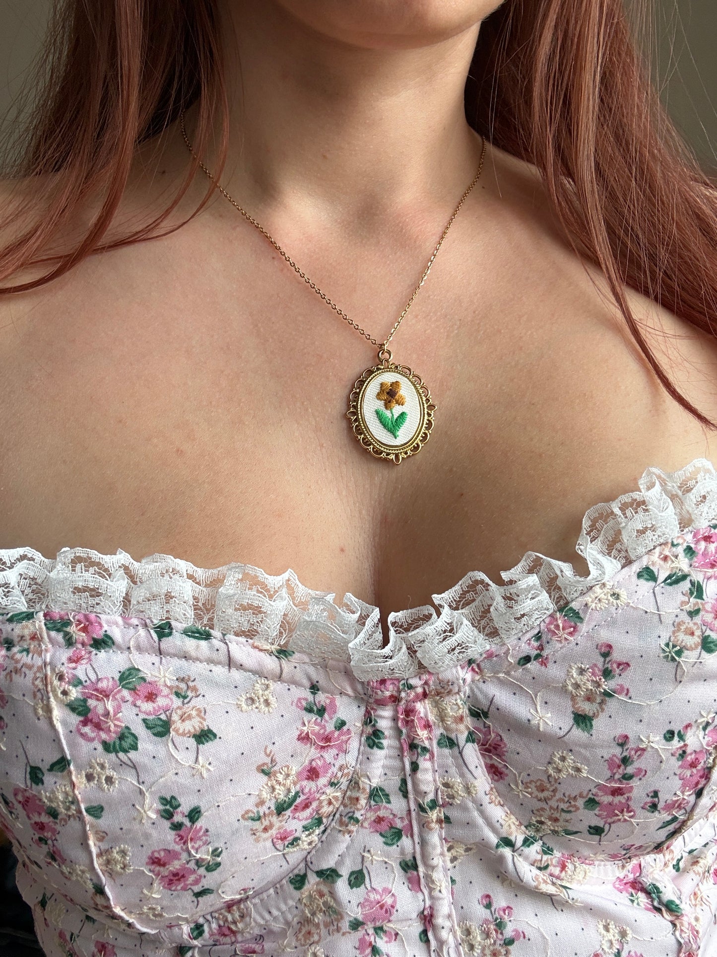 Collezione Embroidery: Collane CottageCore in Acciaio Inossidabile con Ciondoli Ricamati