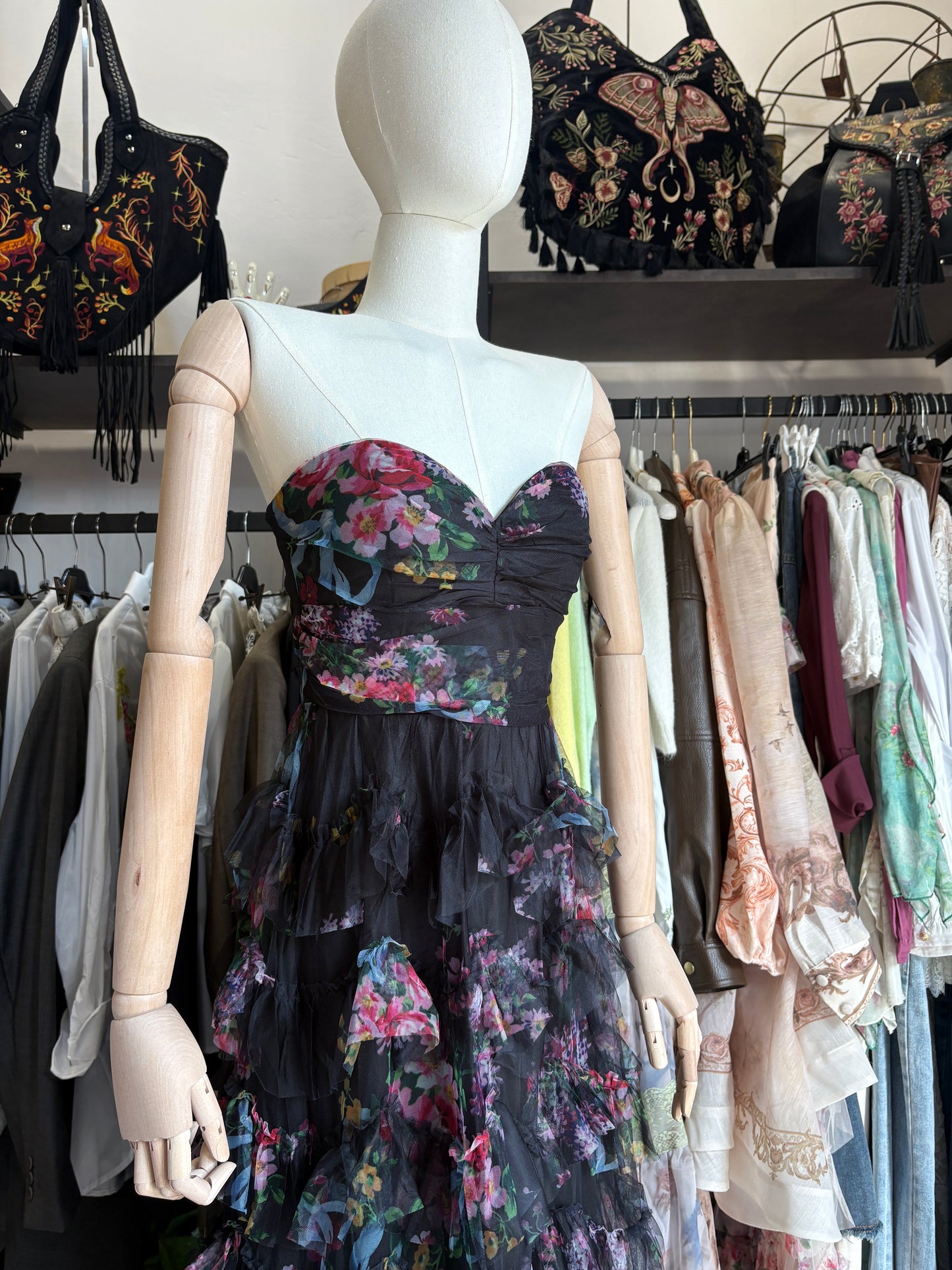 Abito Maxi "Spring Bloom" in Tulle a Balze - Nero con Scollo a Cuore