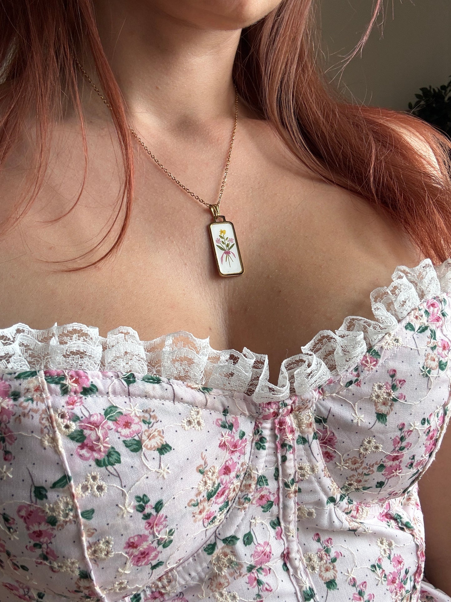 Collezione Miniature Romantiche: Collane in Acciaio Gold con Pendenti Illustrati