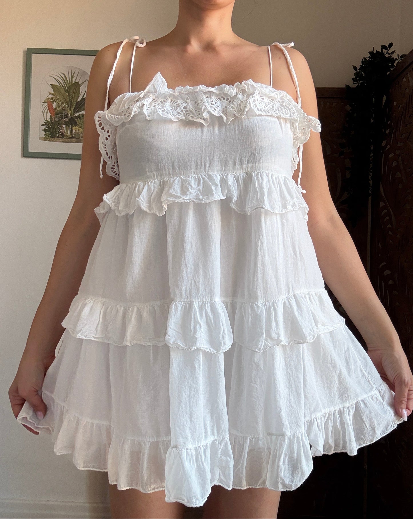 Abito Babydoll a Balze Bianco con Volant e Dettagli in Pizzo