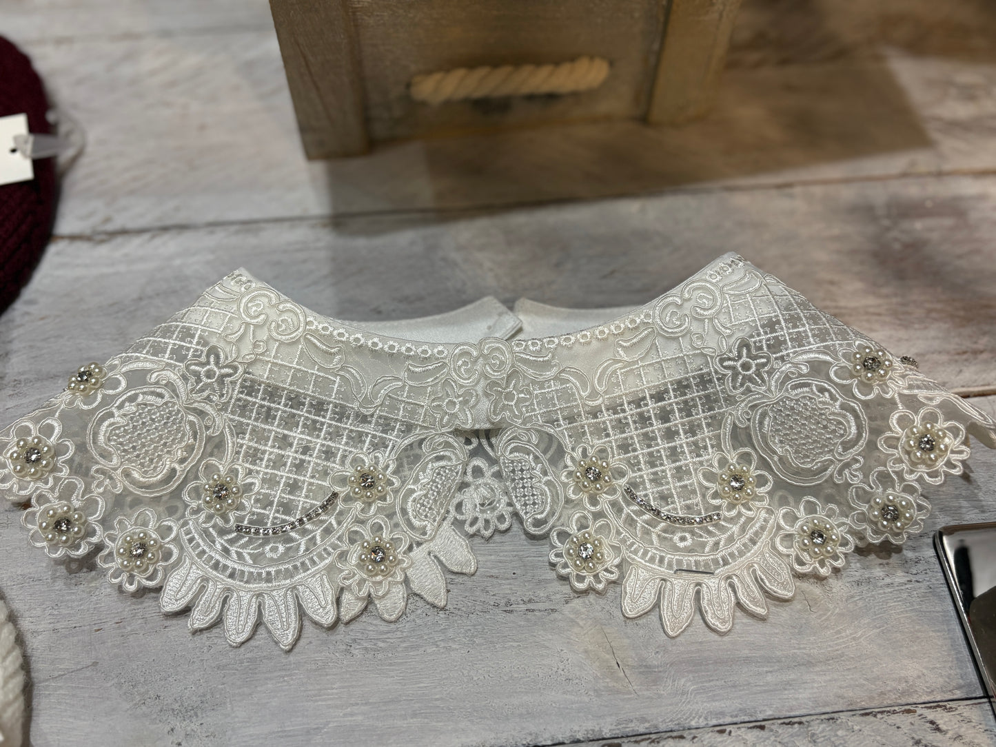 Colletto removibile retrò in pizzo bianco con perle e strass