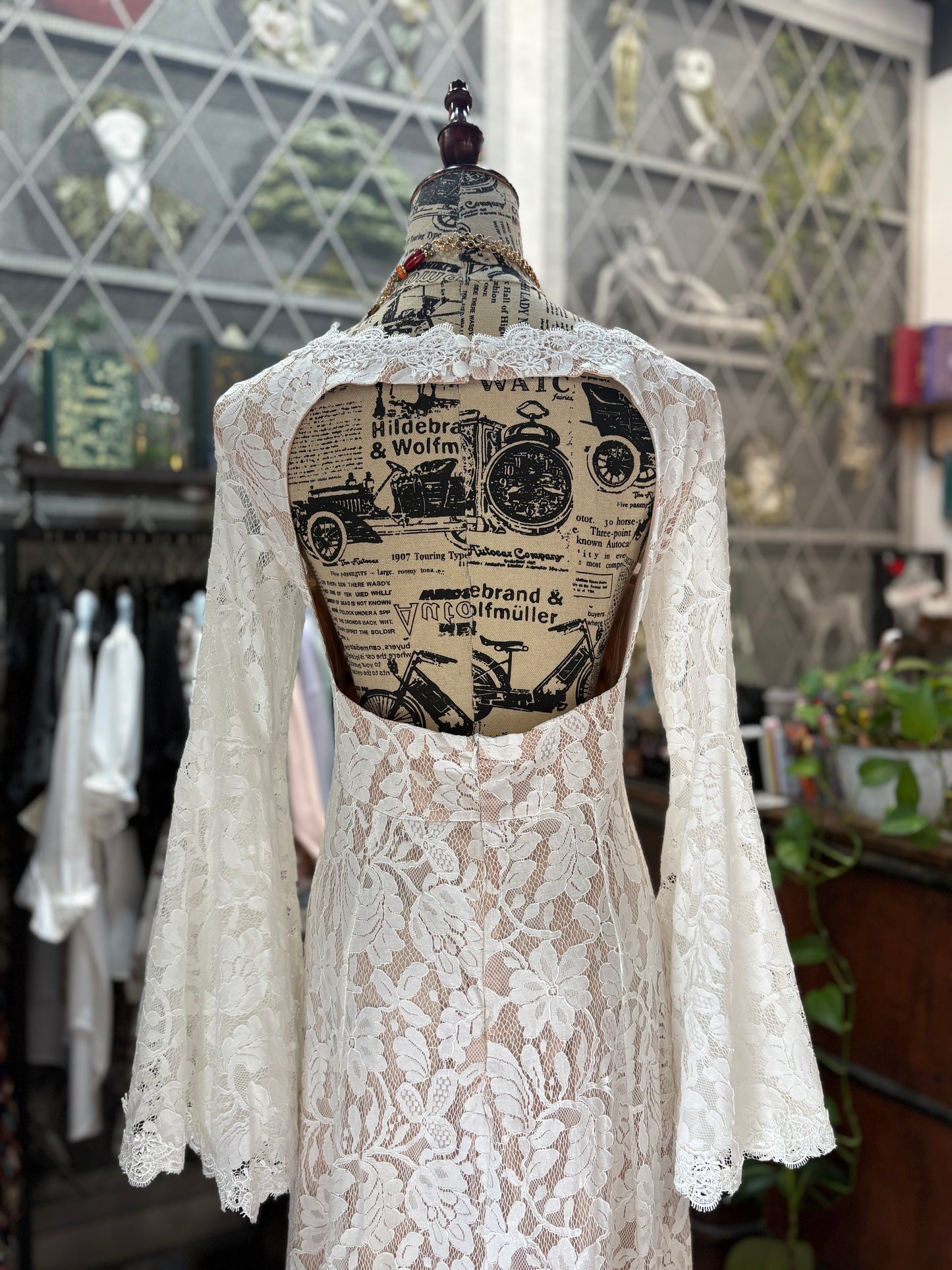 Abito Arwen - Abito Lungo in Pizzo Bianco con Maniche a Campana