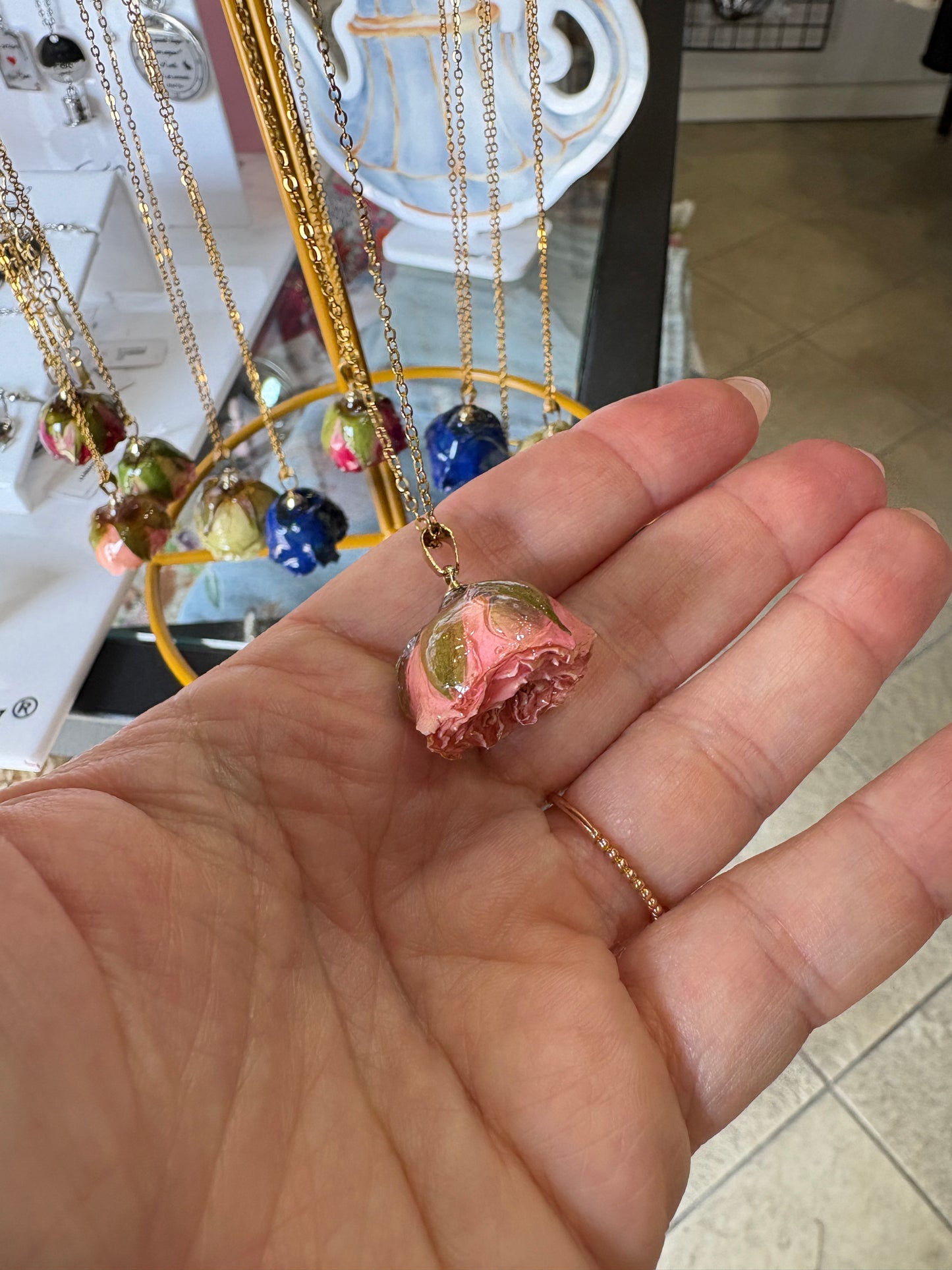 Collana "Rosa Eterna" – Bocciolo di Vera Rosa in Resina e Acciaio Inossidabile