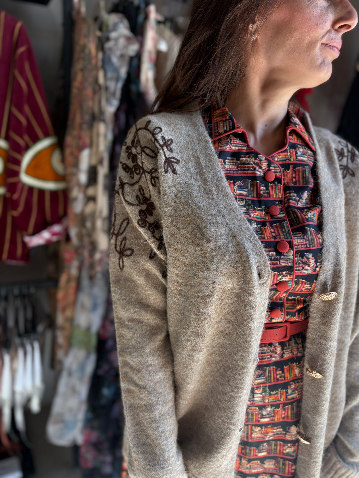 Cardigan donna Evelin con ricamo floreale e bottoni vintage