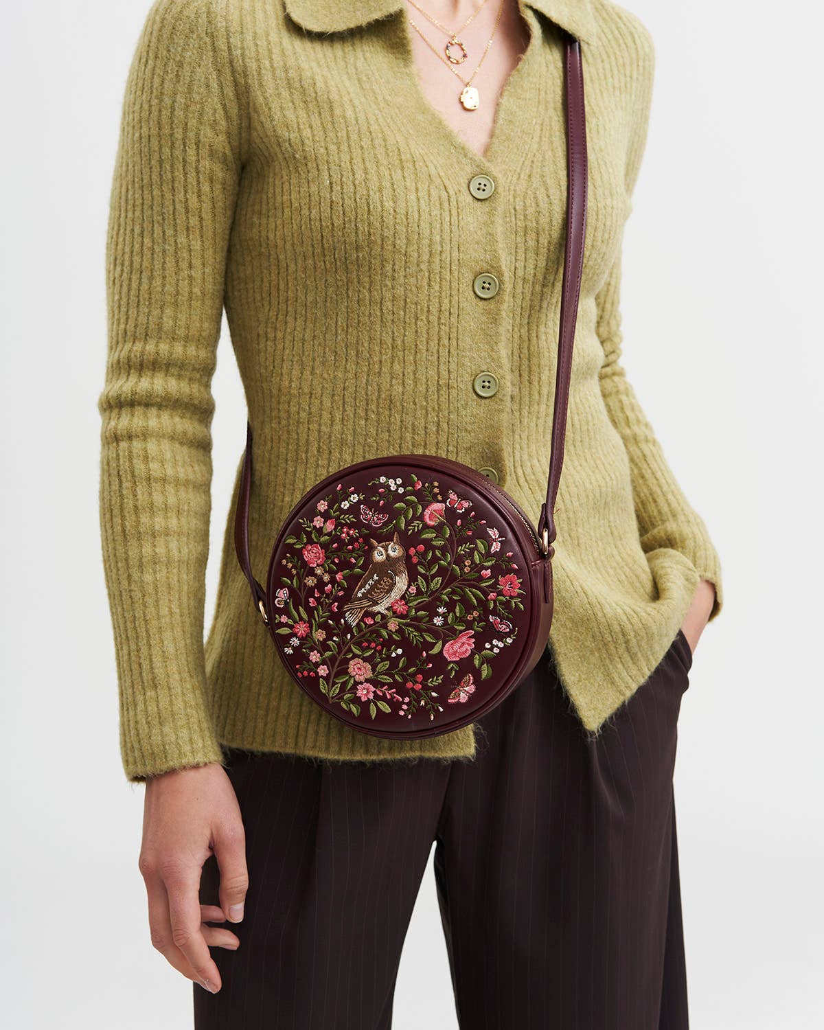 Borsa tonda Chloe Owl ricamata in ecopelle bordeaux - Fable England