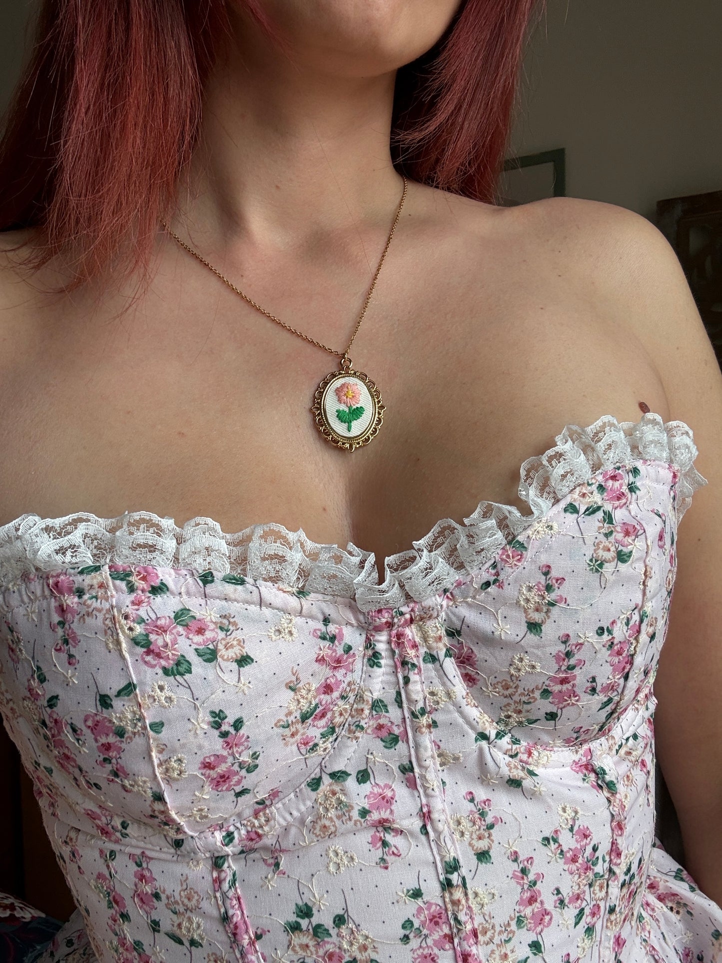 Collezione Embroidery: Collane CottageCore in Acciaio Inossidabile con Ciondoli Ricamati
