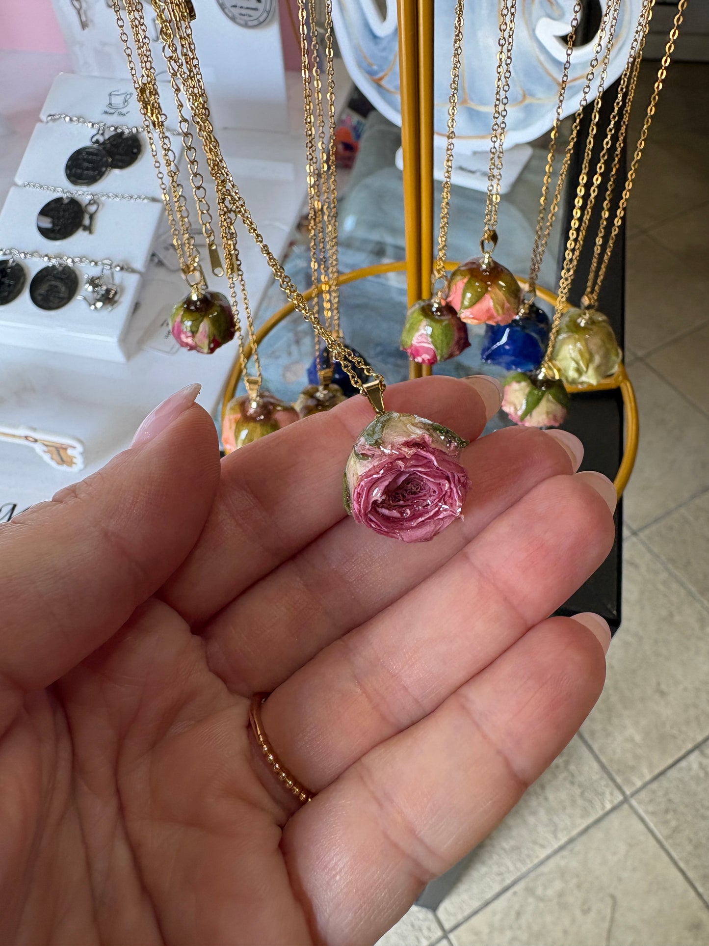 Collana "Rosa Eterna" – Bocciolo di Vera Rosa in Resina e Acciaio Inossidabile