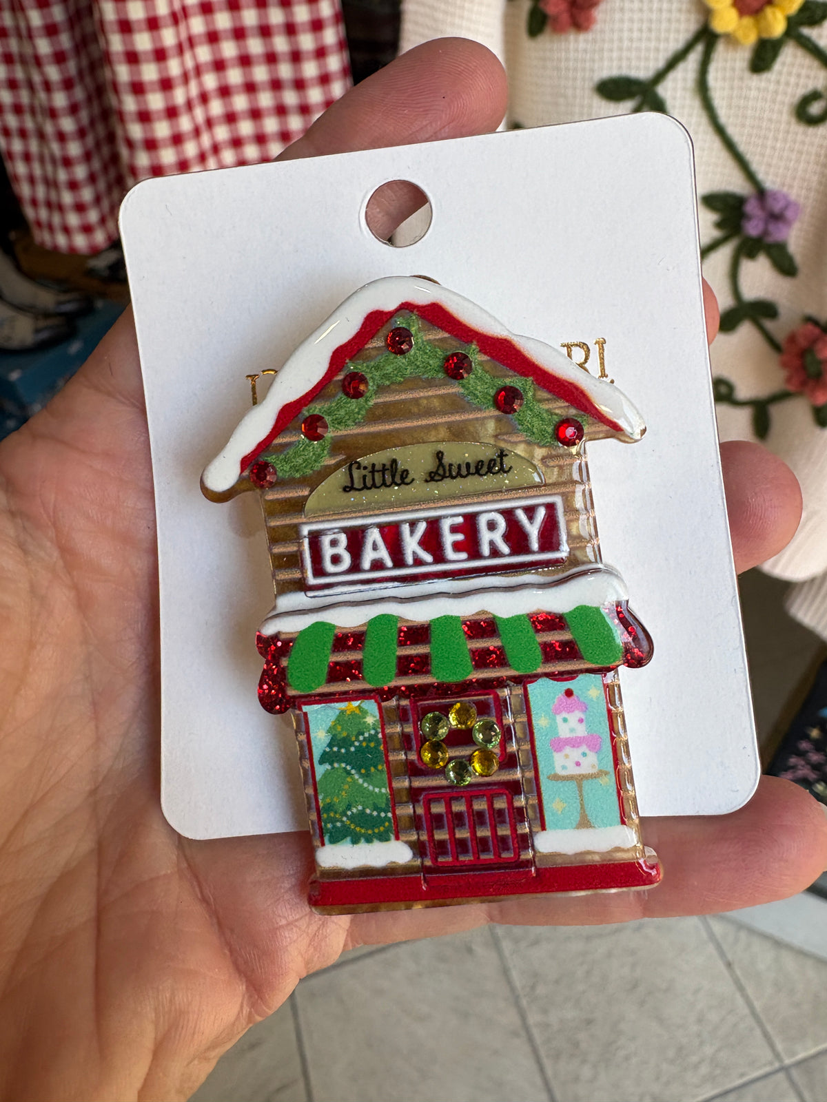 Spilla natalizia Little Sweet Bakery in resina con strass e glitter